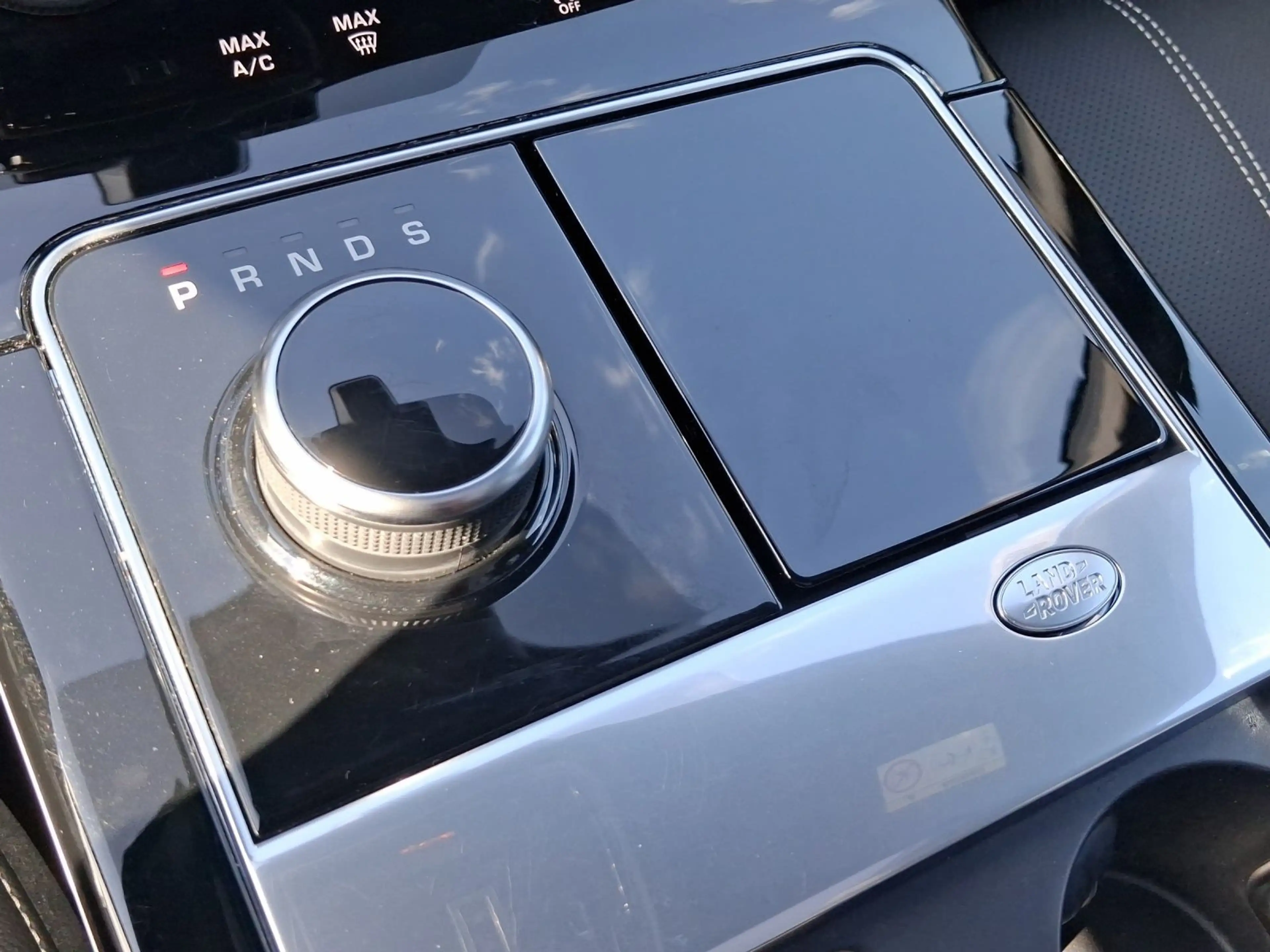 Land Rover Range Rover Velar 3.0d R-DYNAMIC SE PANO LM20 LE — photo 11
