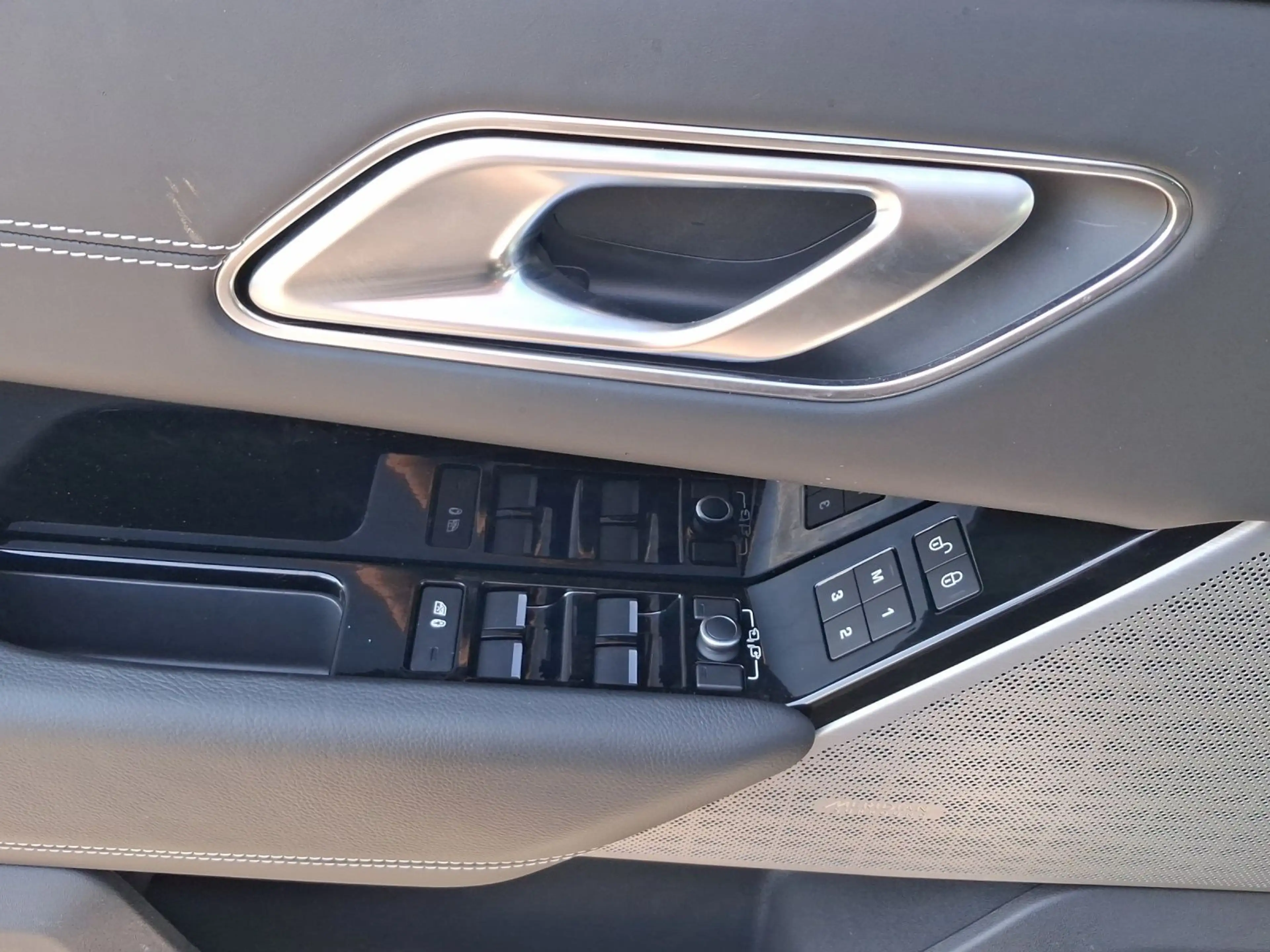 Land Rover Range Rover Velar 3.0d R-DYNAMIC SE PANO LM20 LE — photo 8