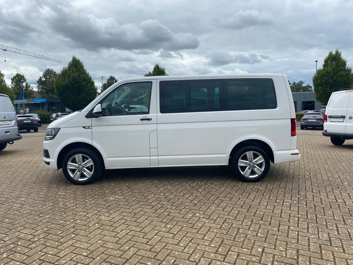 Volkswagen T6 Transporter 2.0 TDI Multivan Trendline*ACC*STANDHZG*APP* Weiß - 2