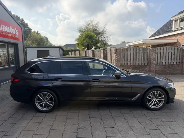 BMW 5 Series view 4