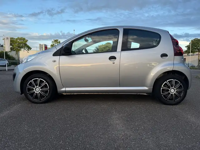 Peugeot 107 view 2