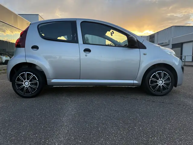 Peugeot 107 view 4
