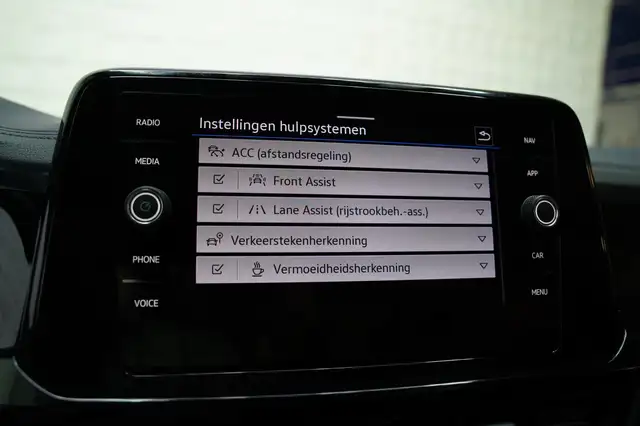 Volkswagen T-Roc view 18