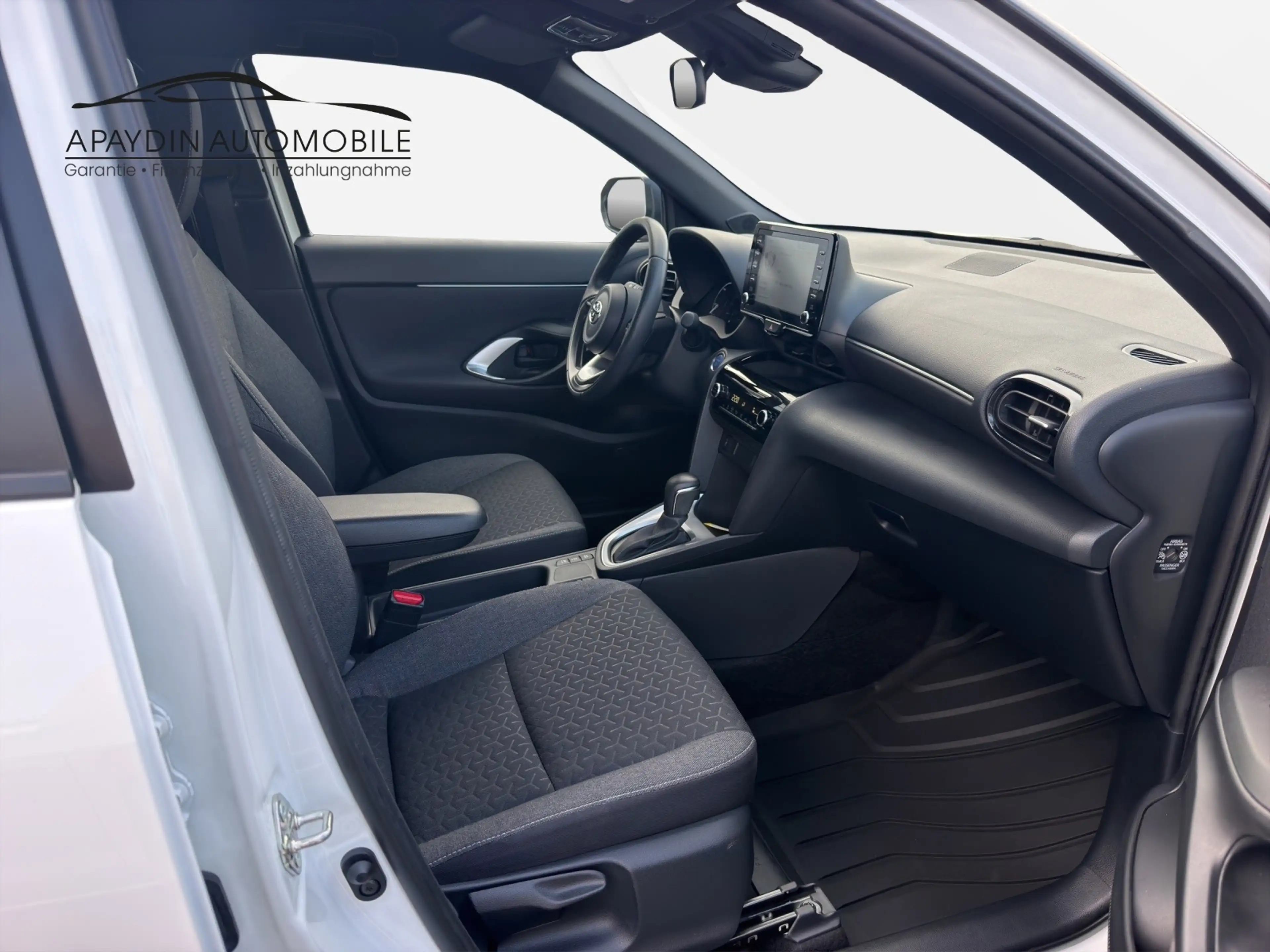 Toyota Yaris Cross Hybrid FWD Basis ACC/LED/LHZ/SHZ/WINTERPAKET/R-KAMERA/SPUR — photo 17