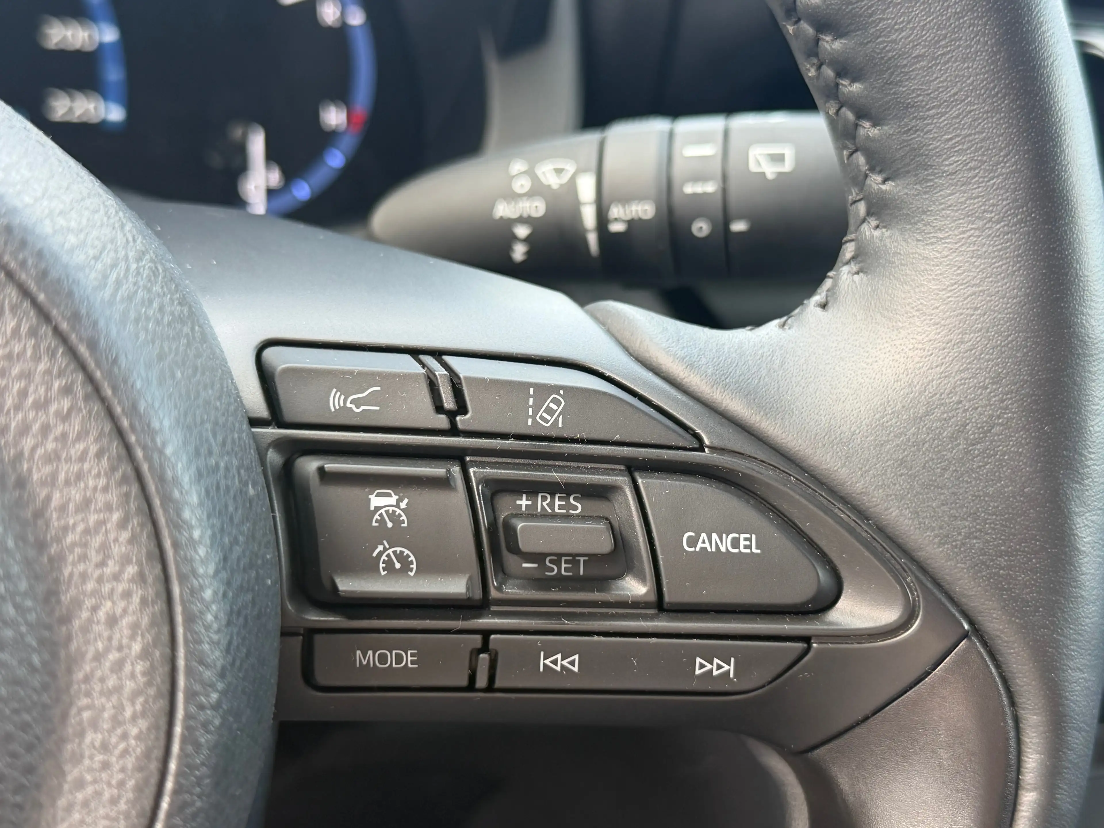 Toyota Yaris Cross Hybrid FWD Basis ACC/LED/LHZ/SHZ/WINTERPAKET/R-KAMERA/SPUR — photo 33