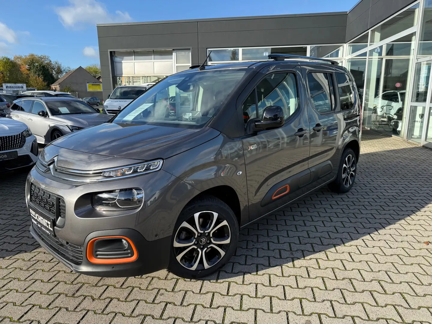 Citroen Berlingo Shine XTR Paket 1.2 PT130 EAT8Panoramadach, Naviga Grau - 1