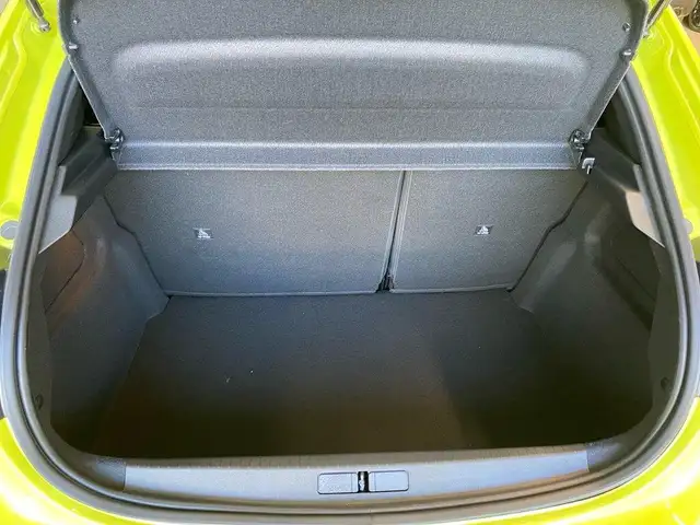 Peugeot 208 view 9