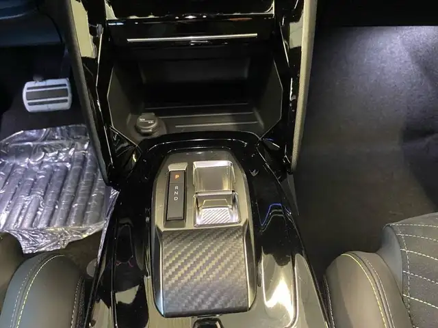 Peugeot 208 view 11
