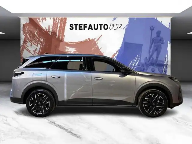 Peugeot 5008 view 2
