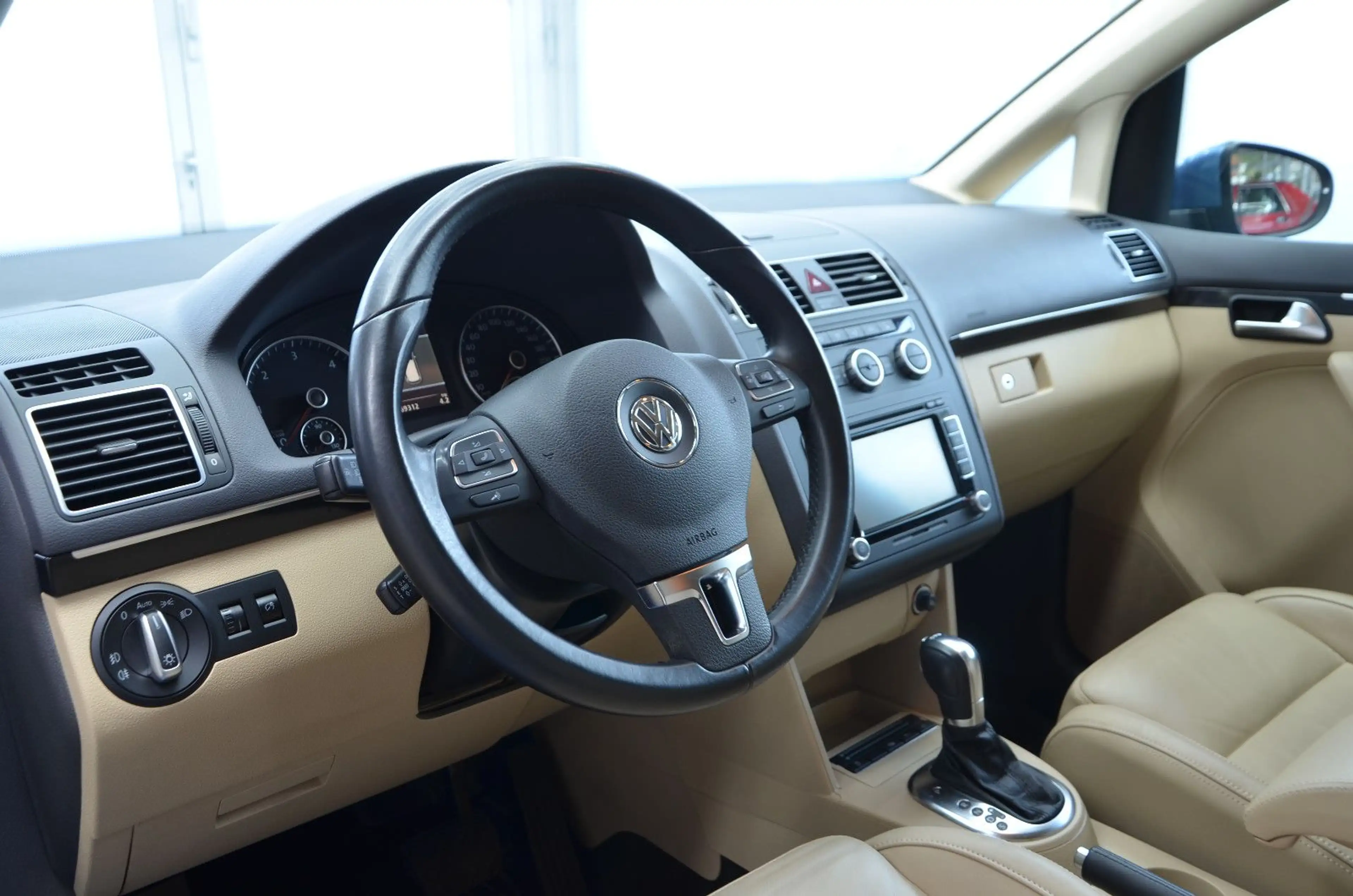 Volkswagen Touran 2.0 TDI Highline *DSG*NAVI*AHK*R-KAMERA* — photo 10