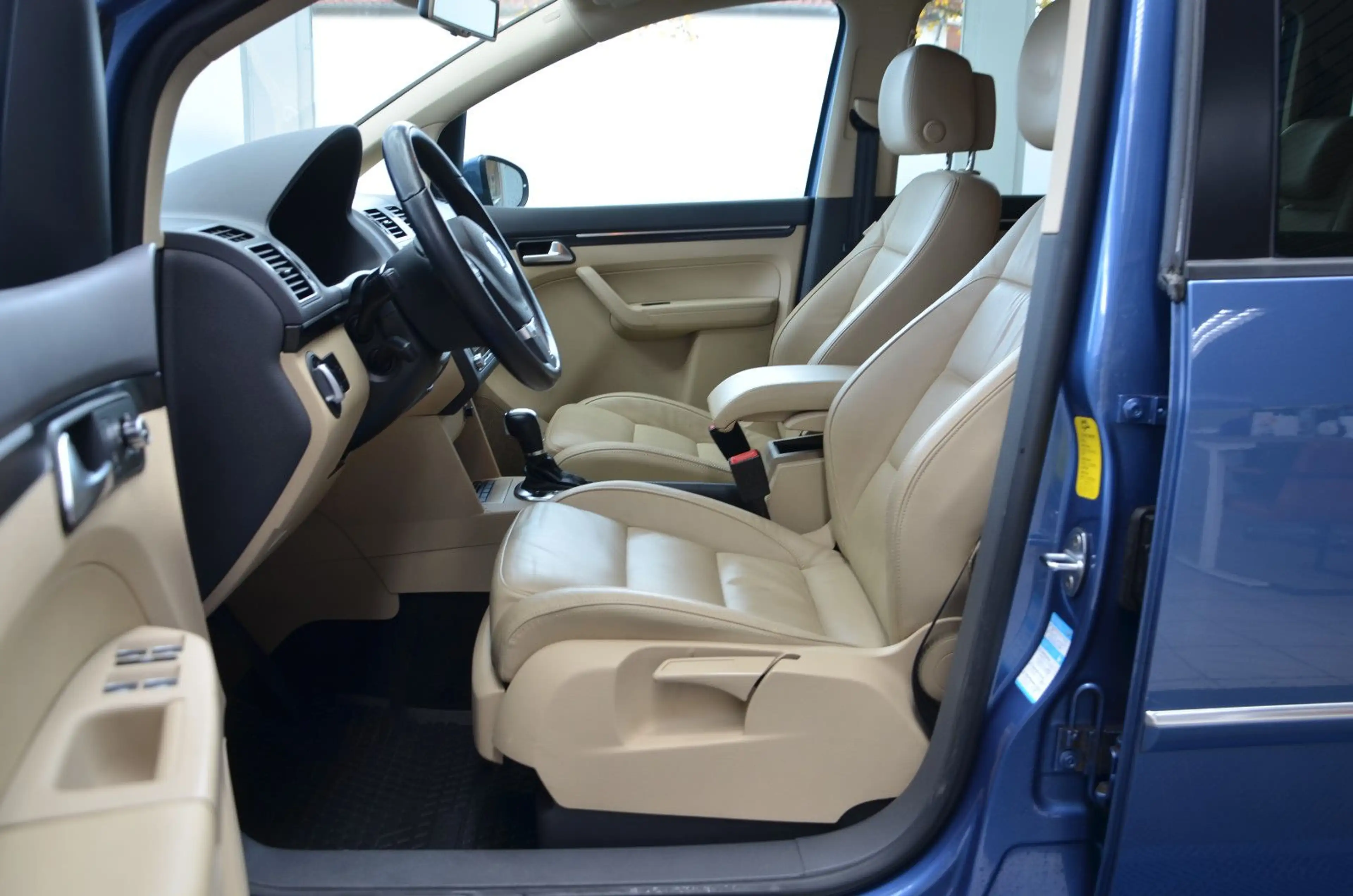 Volkswagen Touran 2.0 TDI Highline *DSG*NAVI*AHK*R-KAMERA* — photo 8
