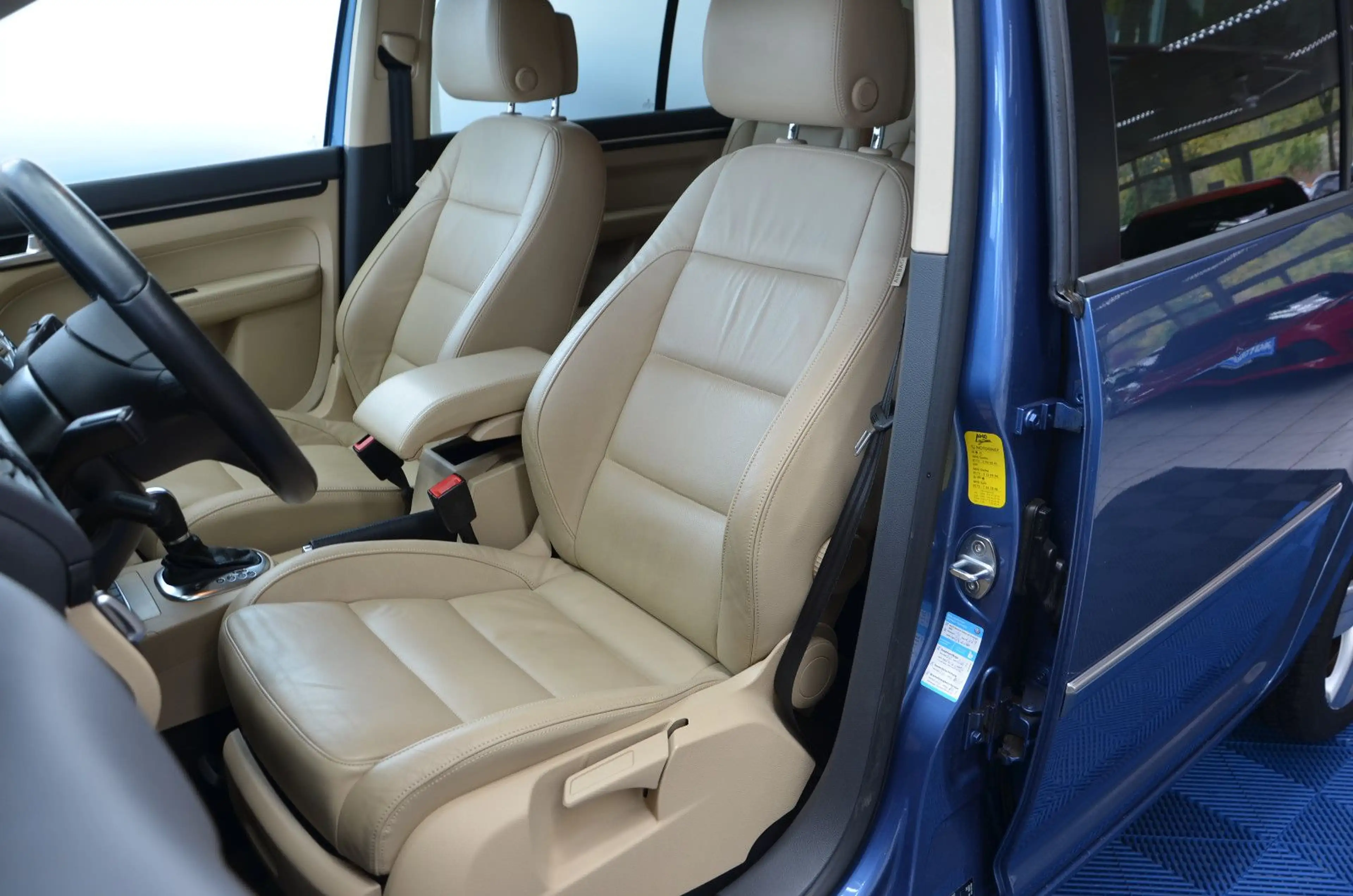 Volkswagen Touran 2.0 TDI Highline *DSG*NAVI*AHK*R-KAMERA* — photo 9