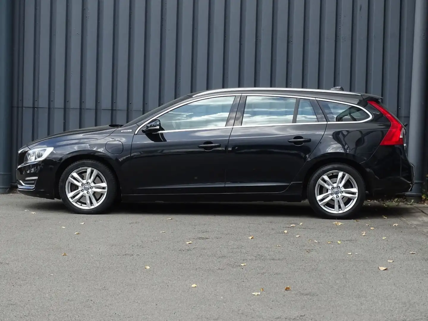 Volvo V60 2.4 D6 AWD Plug-In Hybrid Summum | Xenon | Leder | Schwarz - 2