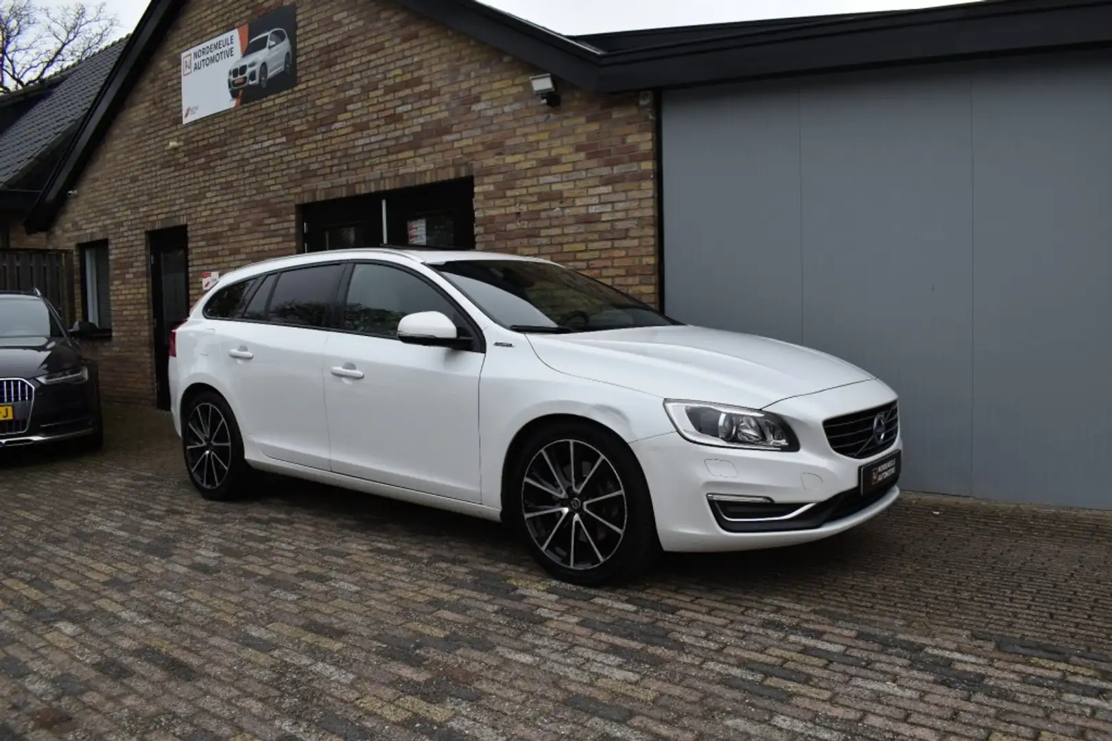 Volvo V60 2.4 D5 Twin EN. Special ED. Xenon, AUT, Navi Weiß - 2