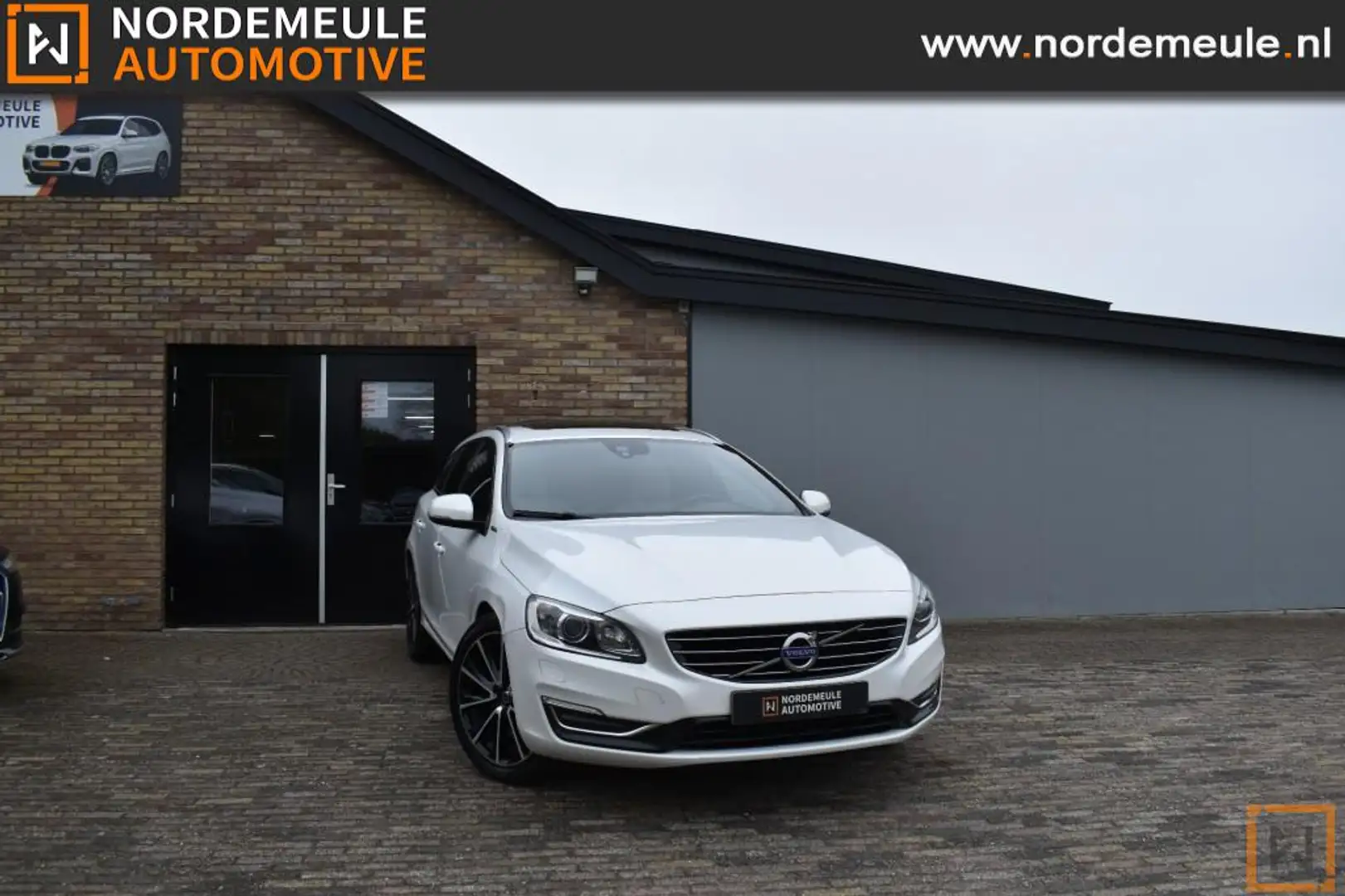 Volvo V60 2.4 D5 Twin EN. Special ED. Xenon, AUT, Navi Weiß - 1