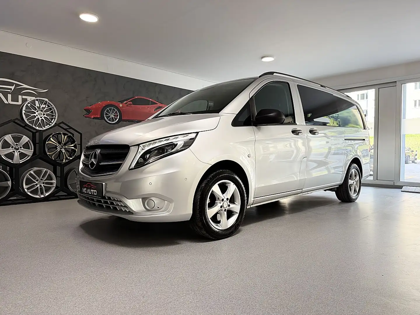 Mercedes-Benz Vito Tourer LANG 4x4 Aut *190 PS*AHK*SHZ*RFK Grau - 1