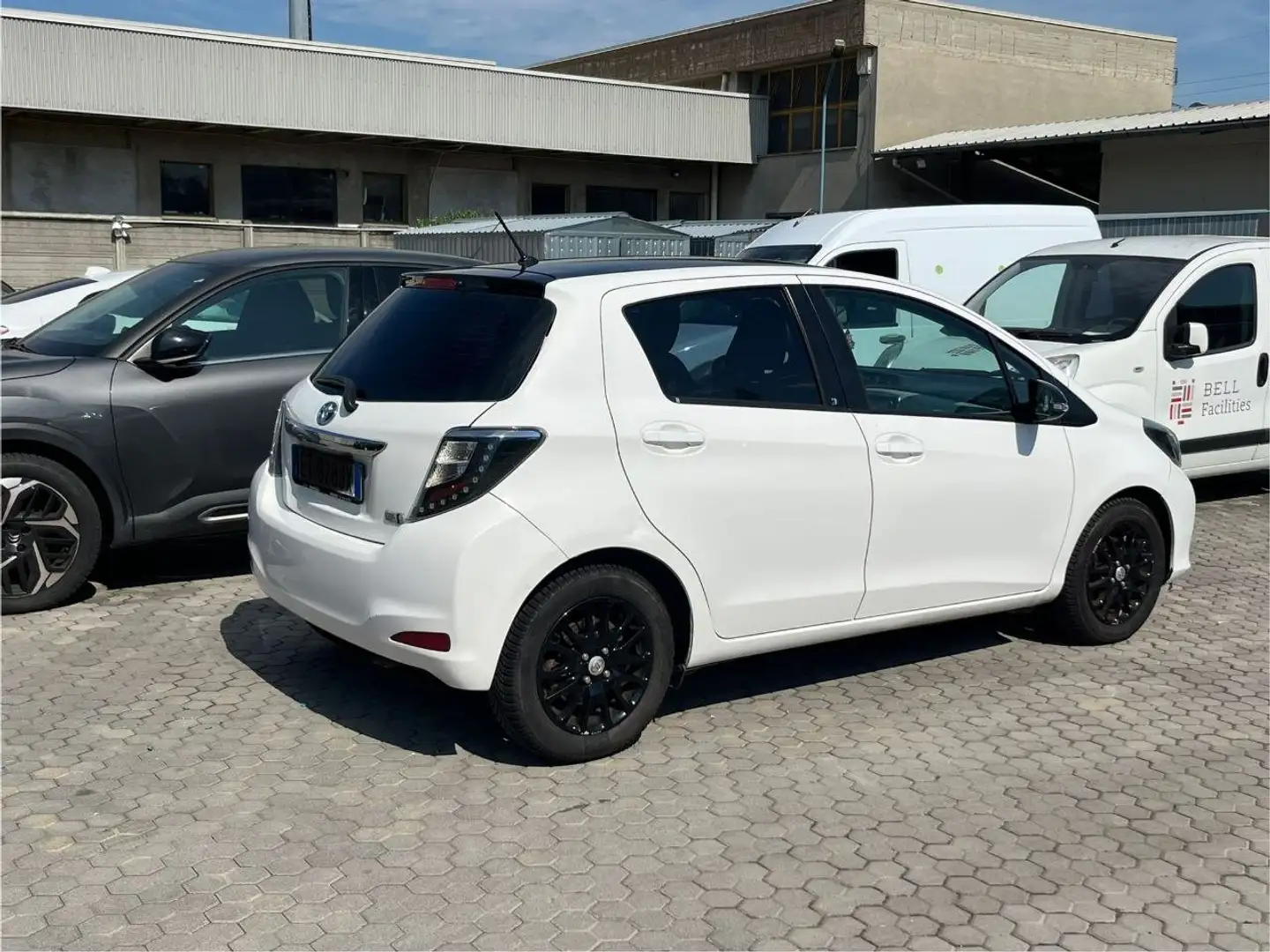 Toyota Yaris Yaris III 2011 5p 1.5h Lounge+ Wit - 2
