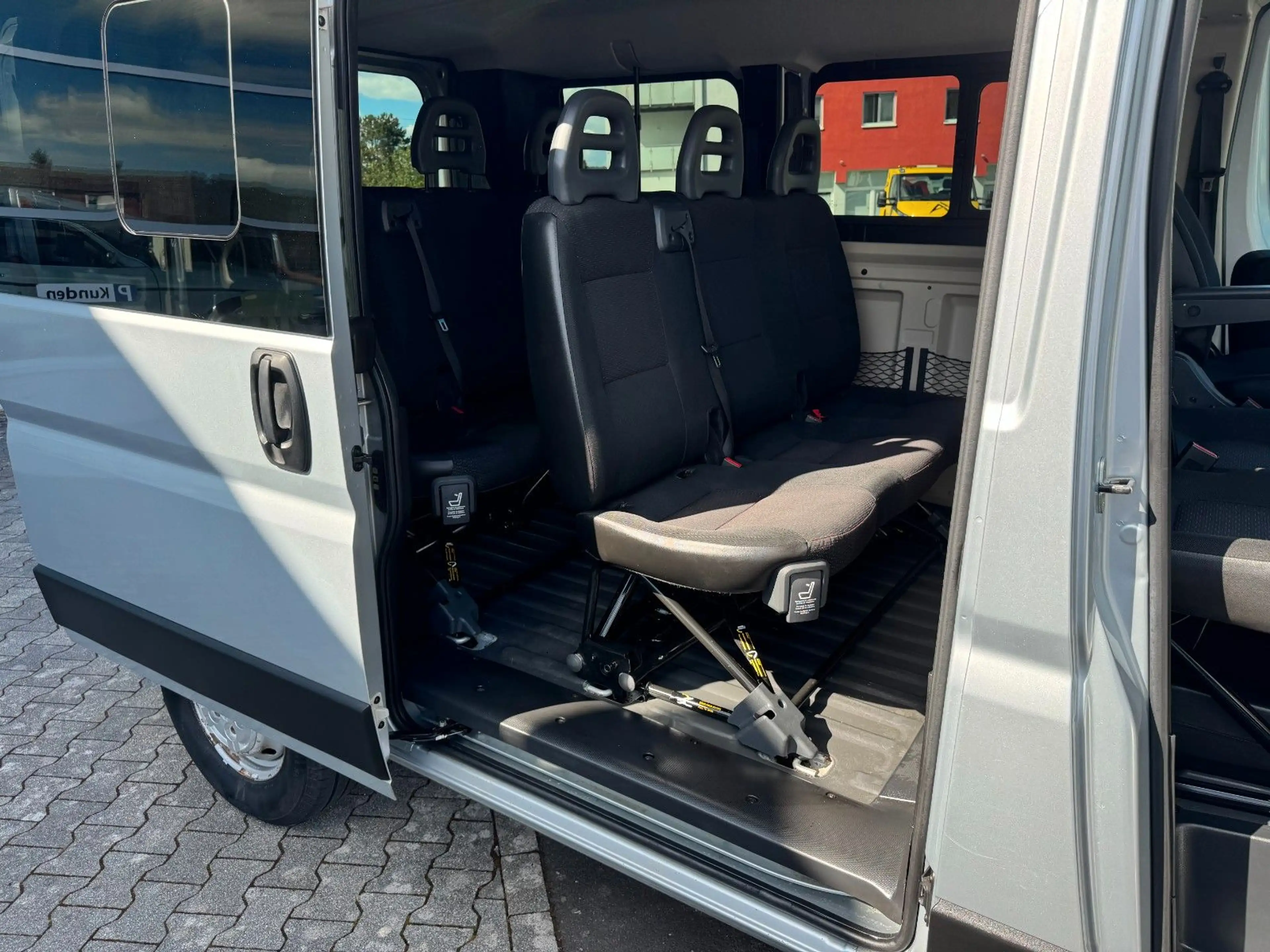 Peugeot Boxer Kombi 330 L1H1 9 Sitzer  Klima Hinten — photo 11