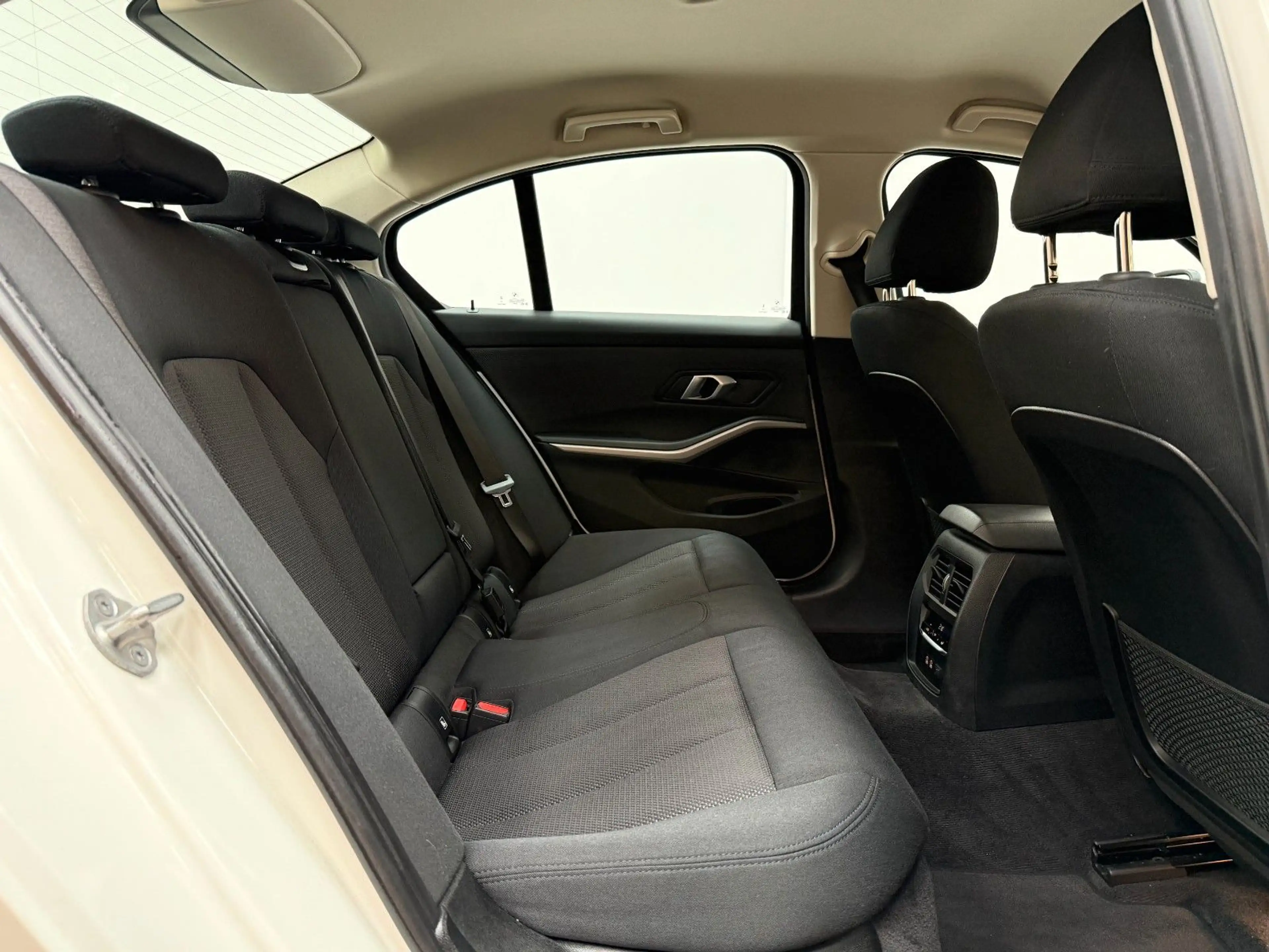 BMW 318 d Advantage / AHK / SHZ / DIG.TACHO / LED — photo 14