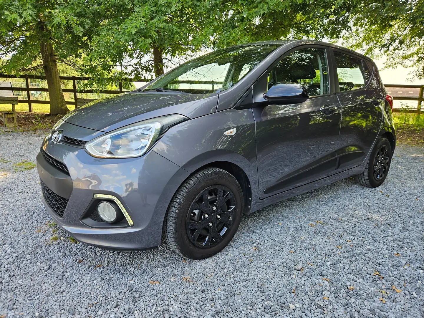 Hyundai i10 1.0i Blackline Gris - 1