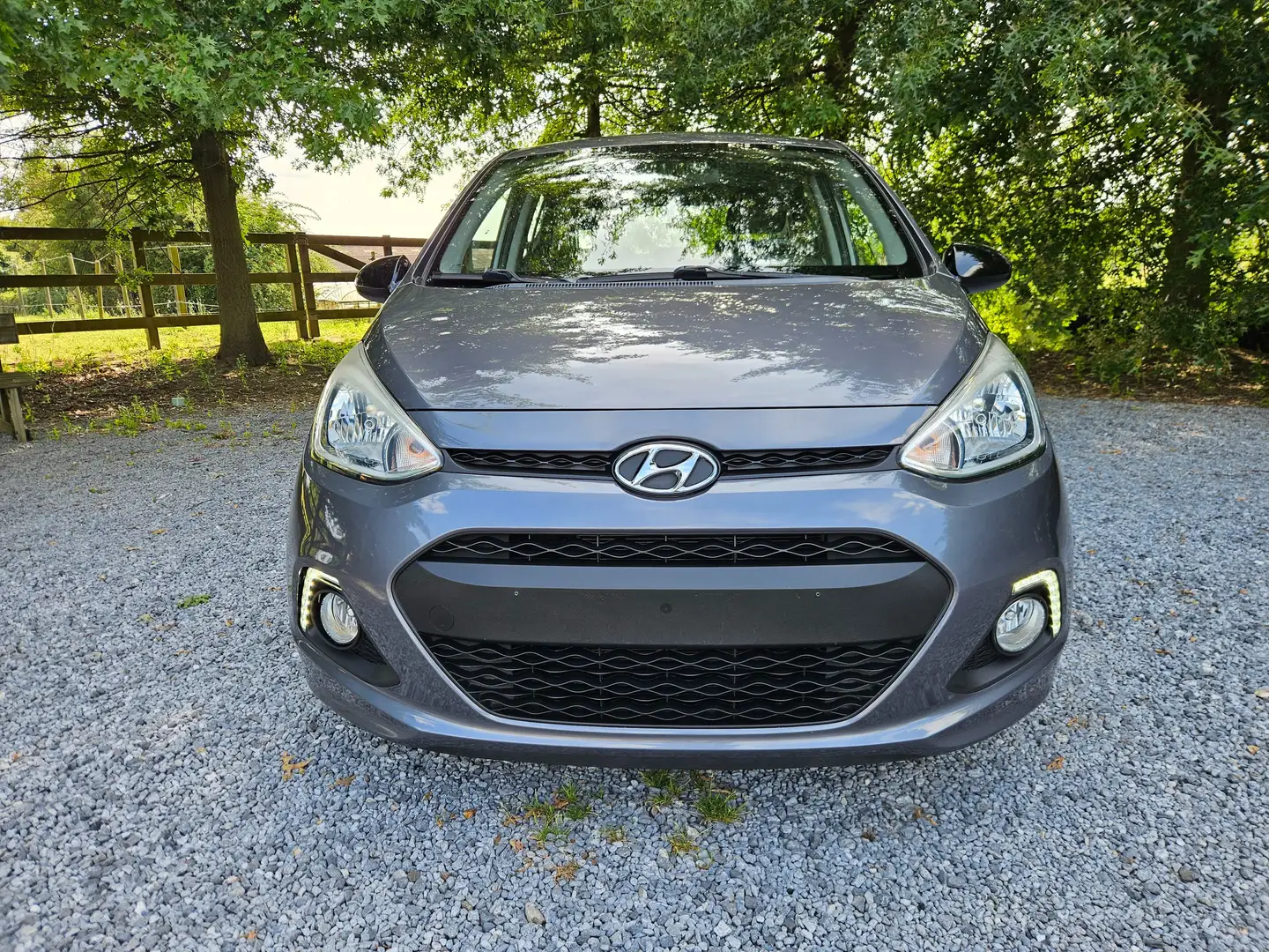 Hyundai i10 1.0i Blackline Gris - 2
