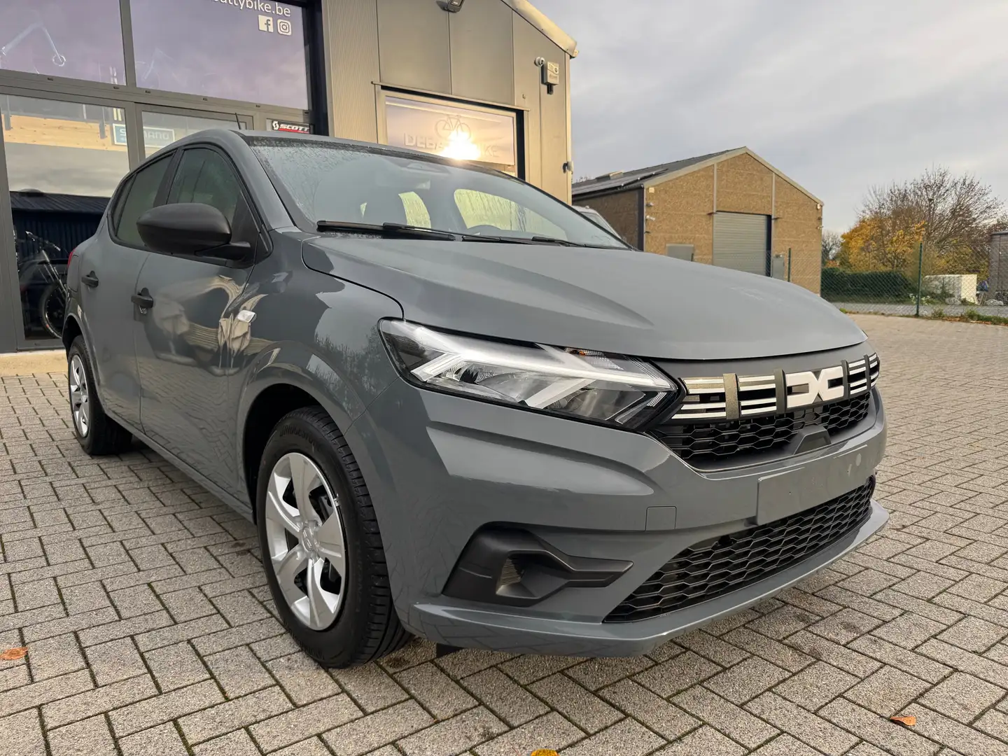 Dacia Sandero Sandero 1.0i SCe Essential Gris - 1