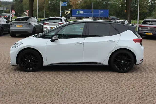 Volkswagen Id.3 view 8