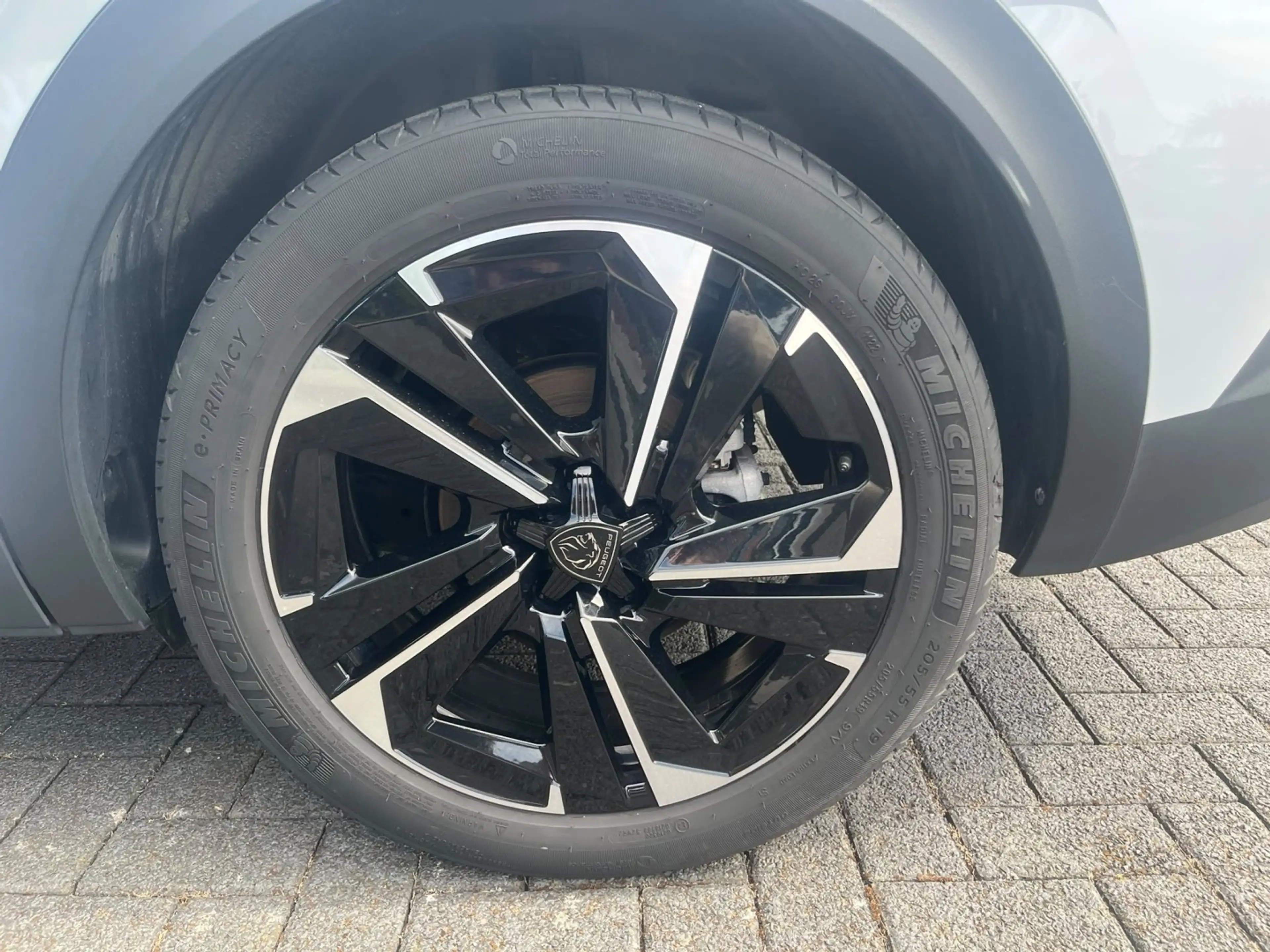 Peugeot 408 1.2 Hybrid 145 e-DCS6 Allure — photo 6