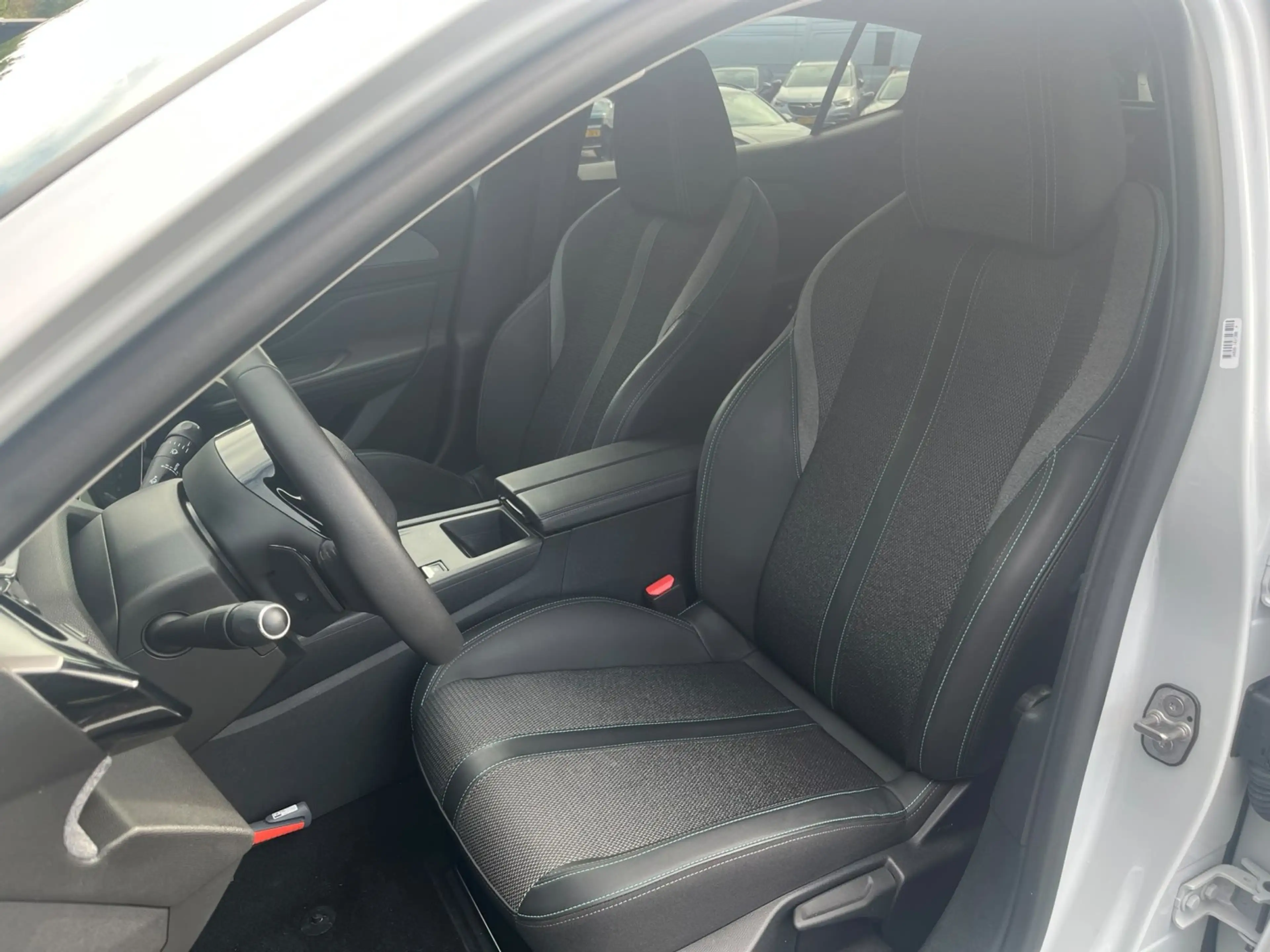 Peugeot 408 1.2 Hybrid 145 e-DCS6 Allure — photo 4