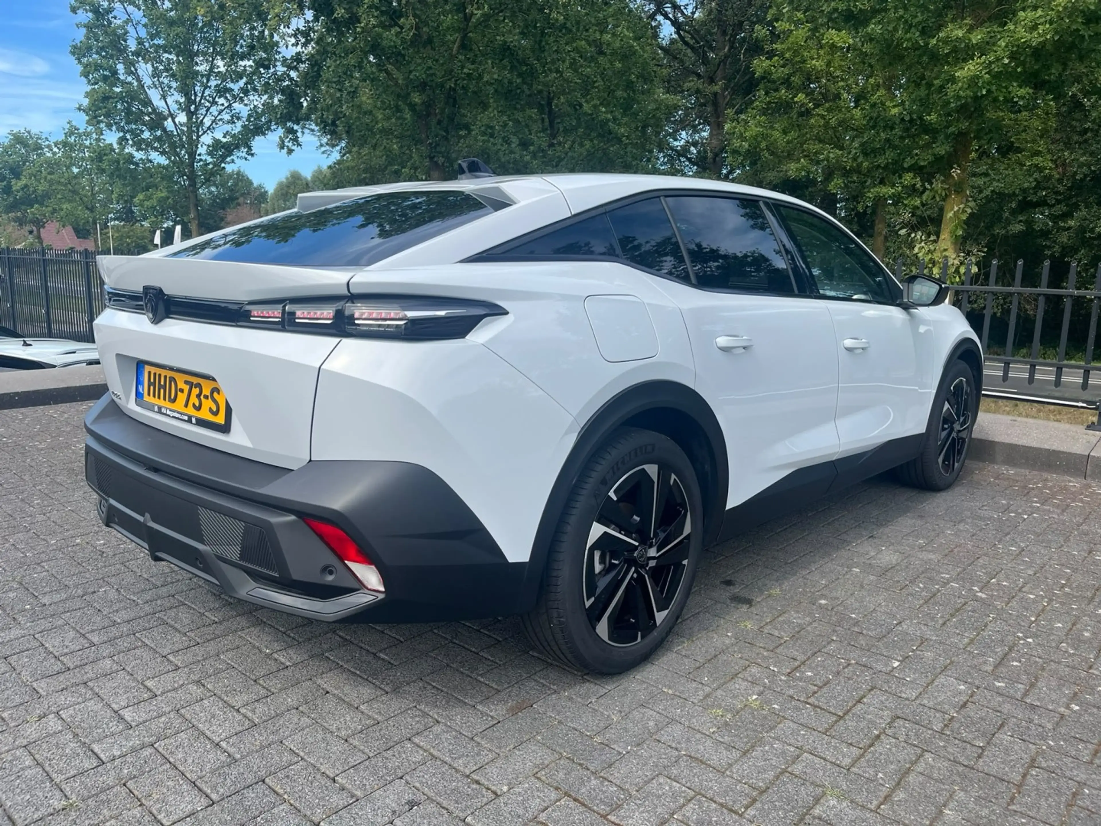 Peugeot 408 1.2 Hybrid 145 e-DCS6 Allure — photo 3