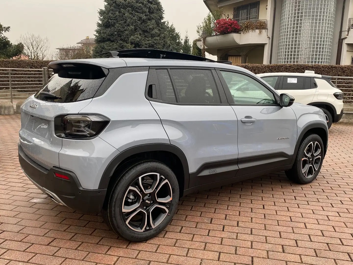 Jeep Avenger 1.2t e-hybrid mhev Summit  110cv edct6 PELLE/TETTO Grau - 2