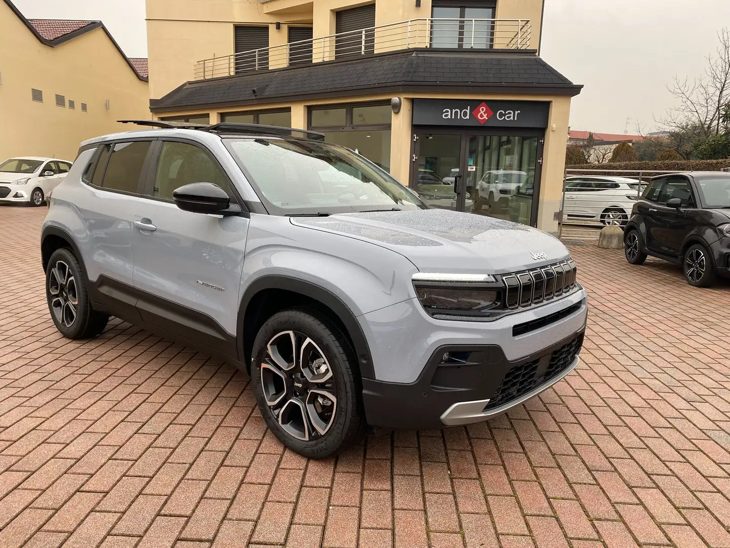 Jeep Avenger 1.2t e-hybrid mhev Summit  110cv edct6 PELLE/TETTO Grau - 1