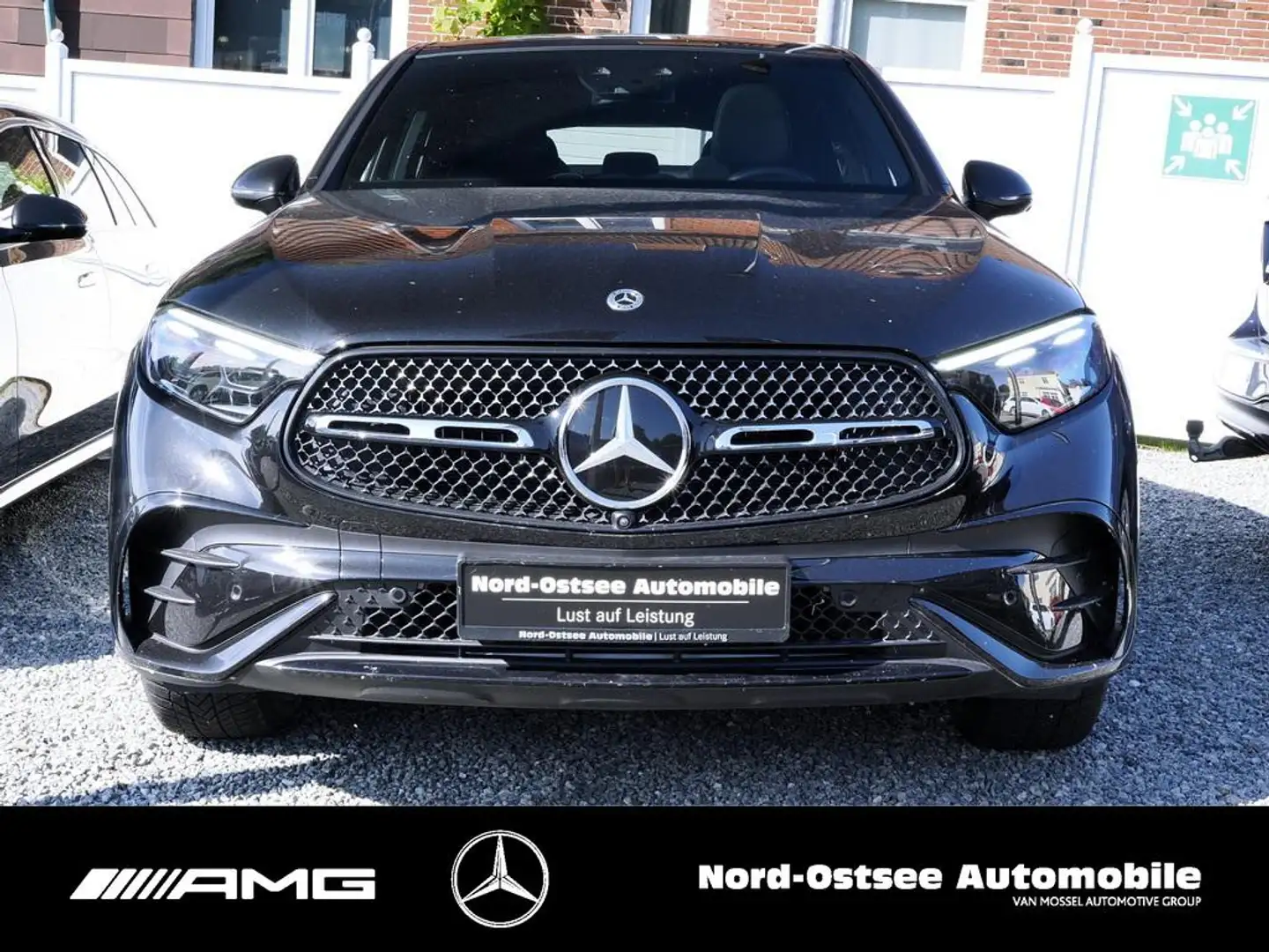 Mercedes-Benz GLC 300 COUPÉ 4M AMG AHK PANO NIGHT 360° Schwarz - 2