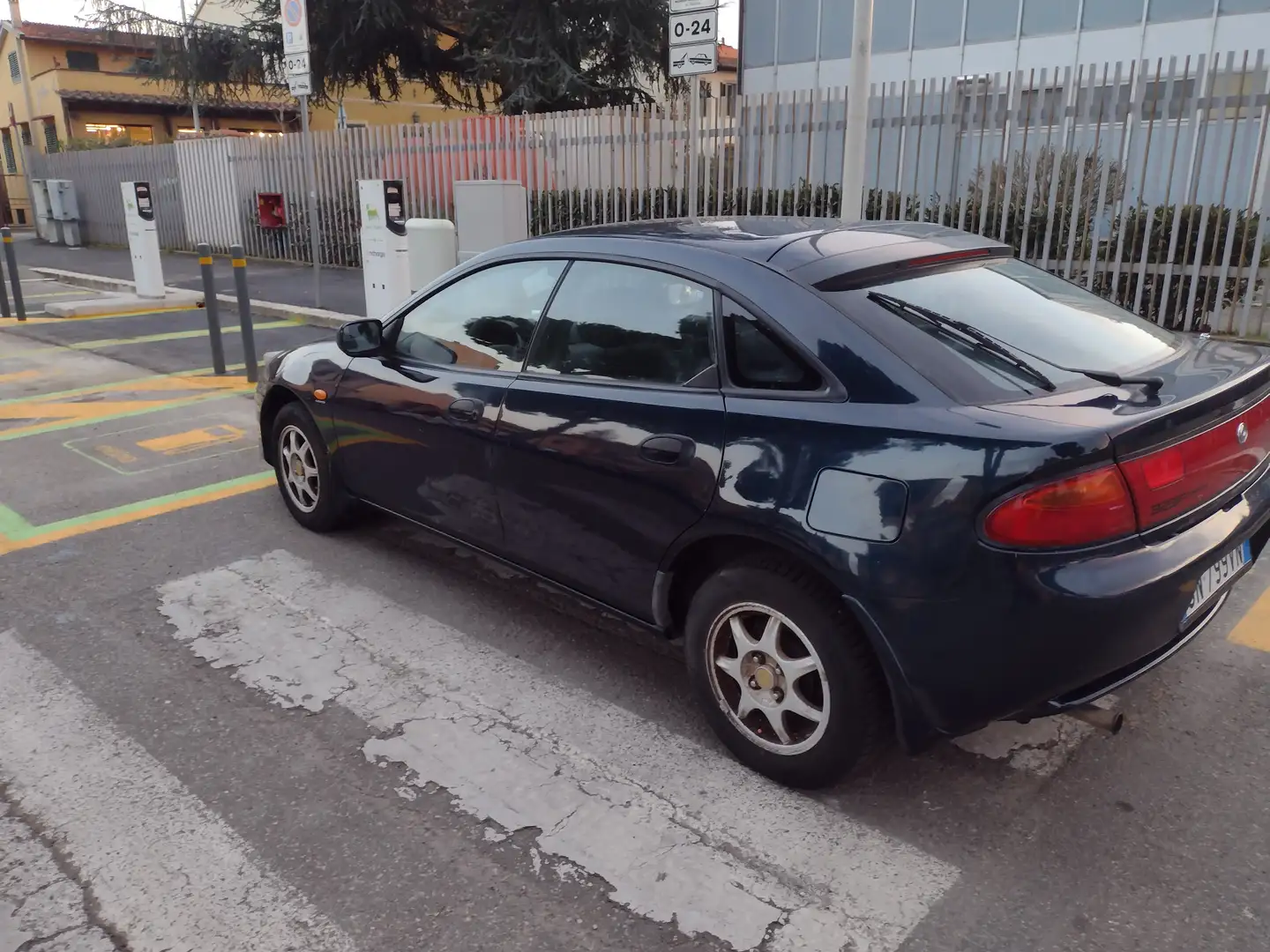 Mazda 323 323F Lantis 1.8 GLX Blau - 2