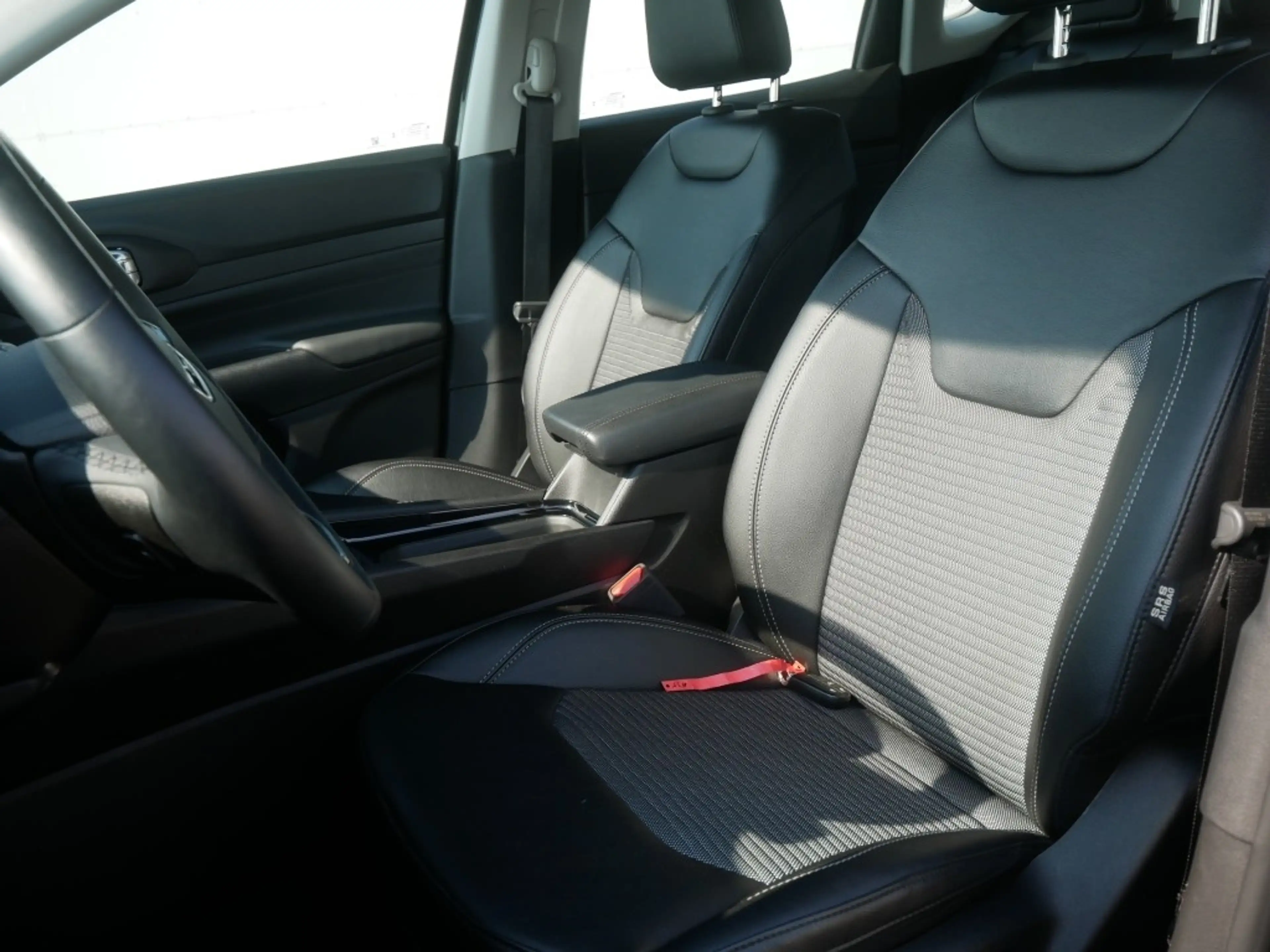 Jeep Compass ALTITUDE e-HYBRID 1.5l 130PS AT SICHERHEIT WINTER — photo 9