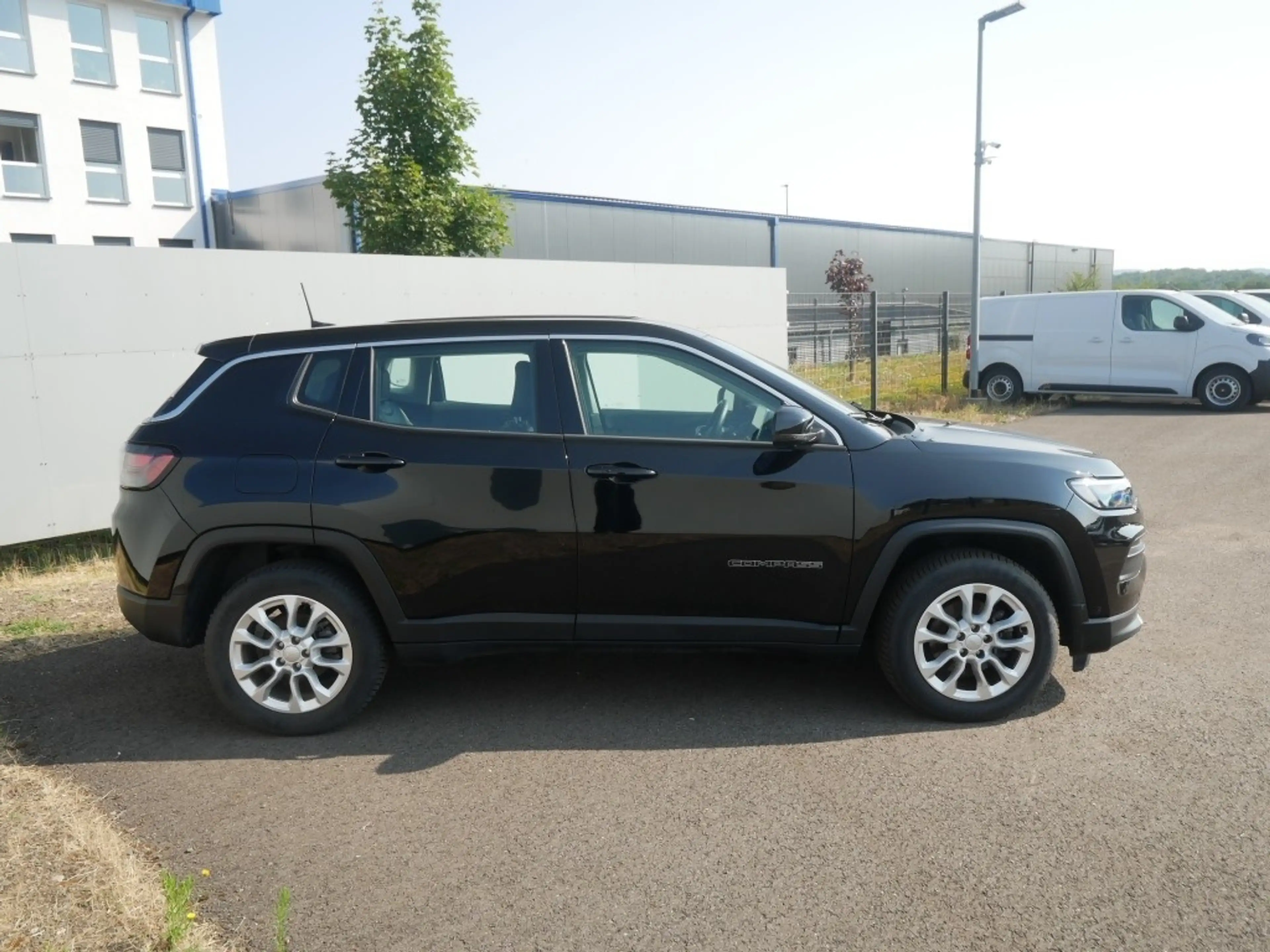 Jeep Compass ALTITUDE e-HYBRID 1.5l 130PS AT SICHERHEIT WINTER — photo 2