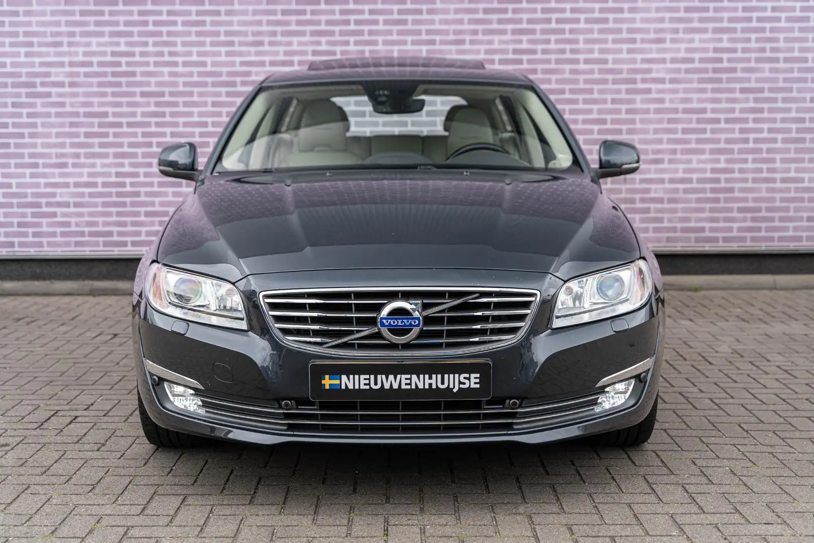 Volvo V70 2.0 T4 Inscription Edition Grijs - 2