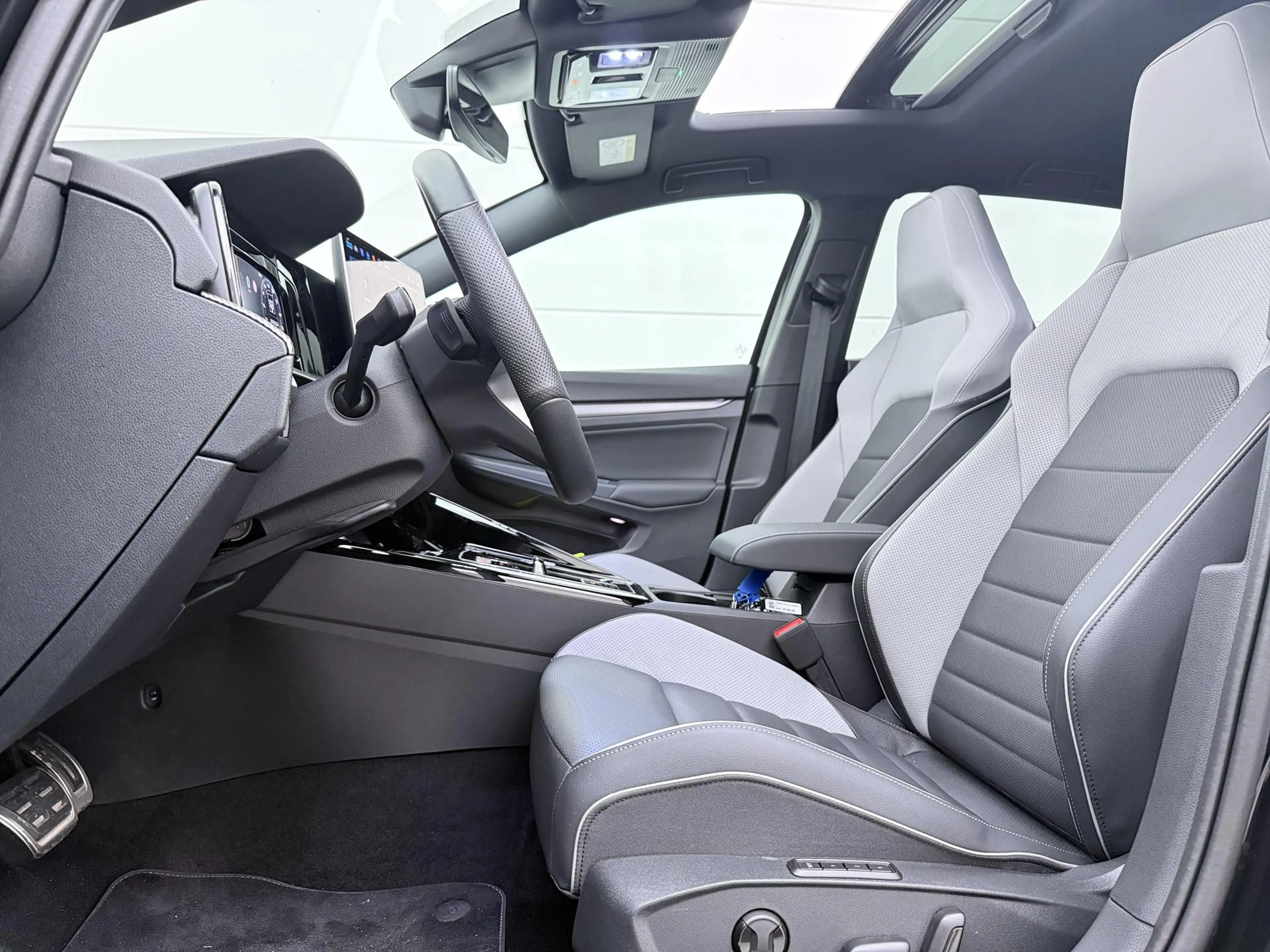 Volkswagen Golf GTE 1.5 eHybrid 272 PK | Pano Dak | Trekhaak | Head-up — photo 4