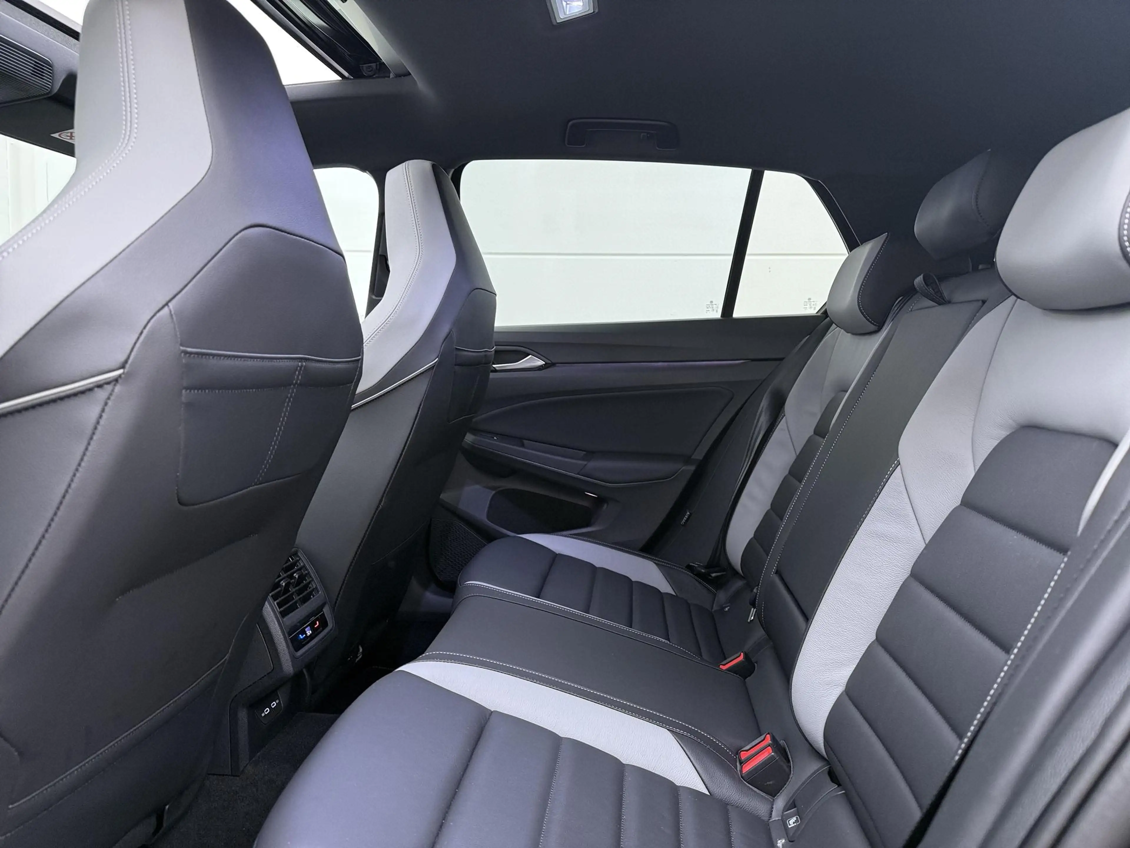 Volkswagen Golf GTE 1.5 eHybrid 272 PK | Pano Dak | Trekhaak | Head-up — photo 7