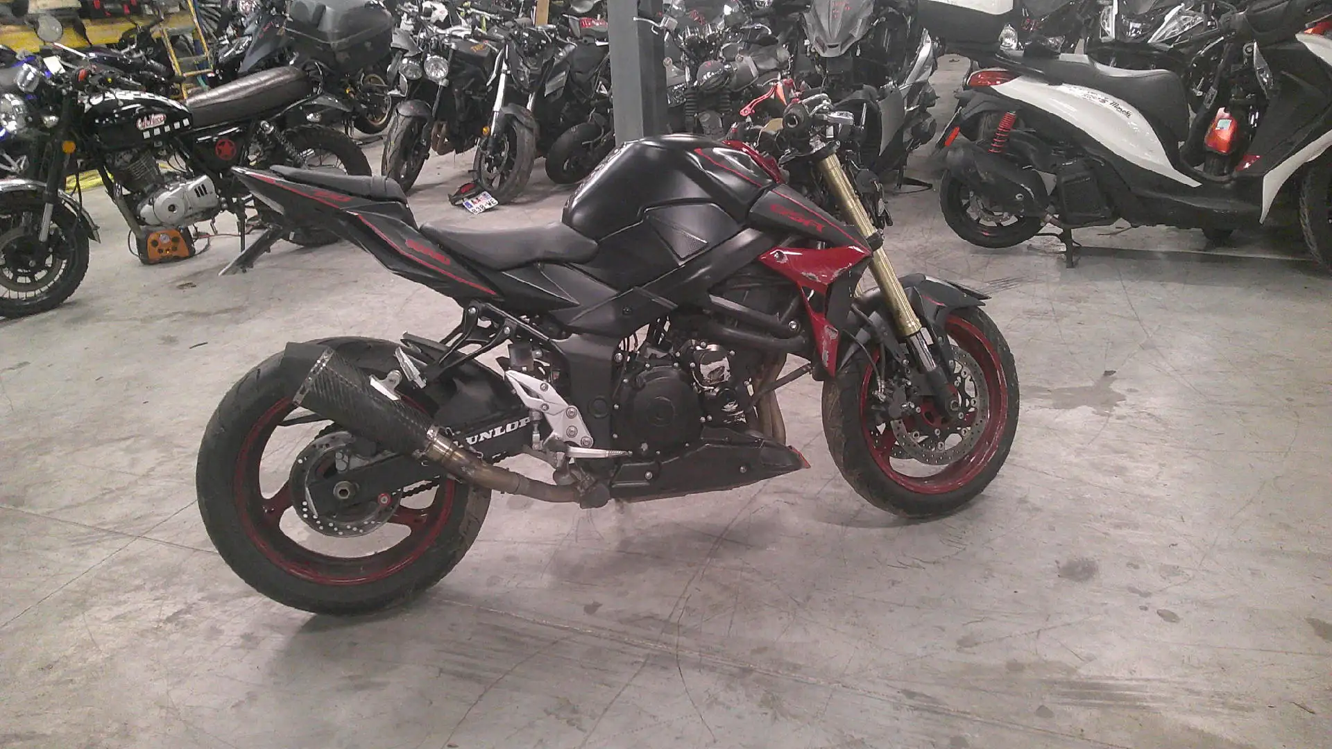 Suzuki GSR 750 - 1