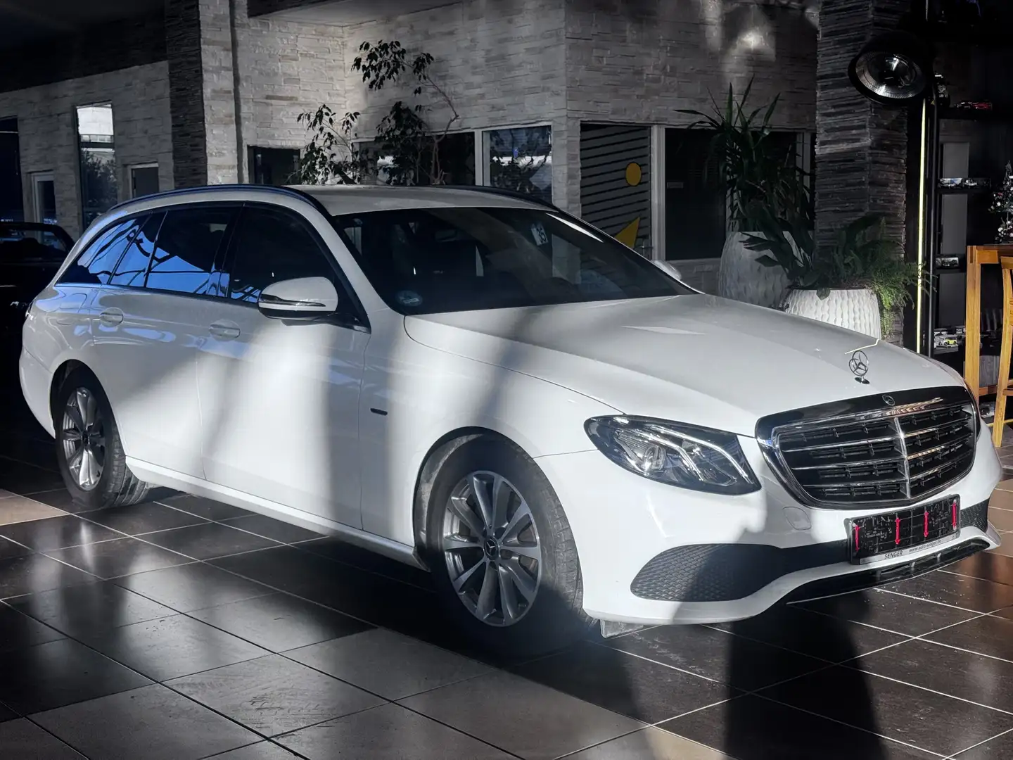 Mercedes-Benz E 220 d Sport-Style-Paket R.Cam LED Luftferung Weiß - 1