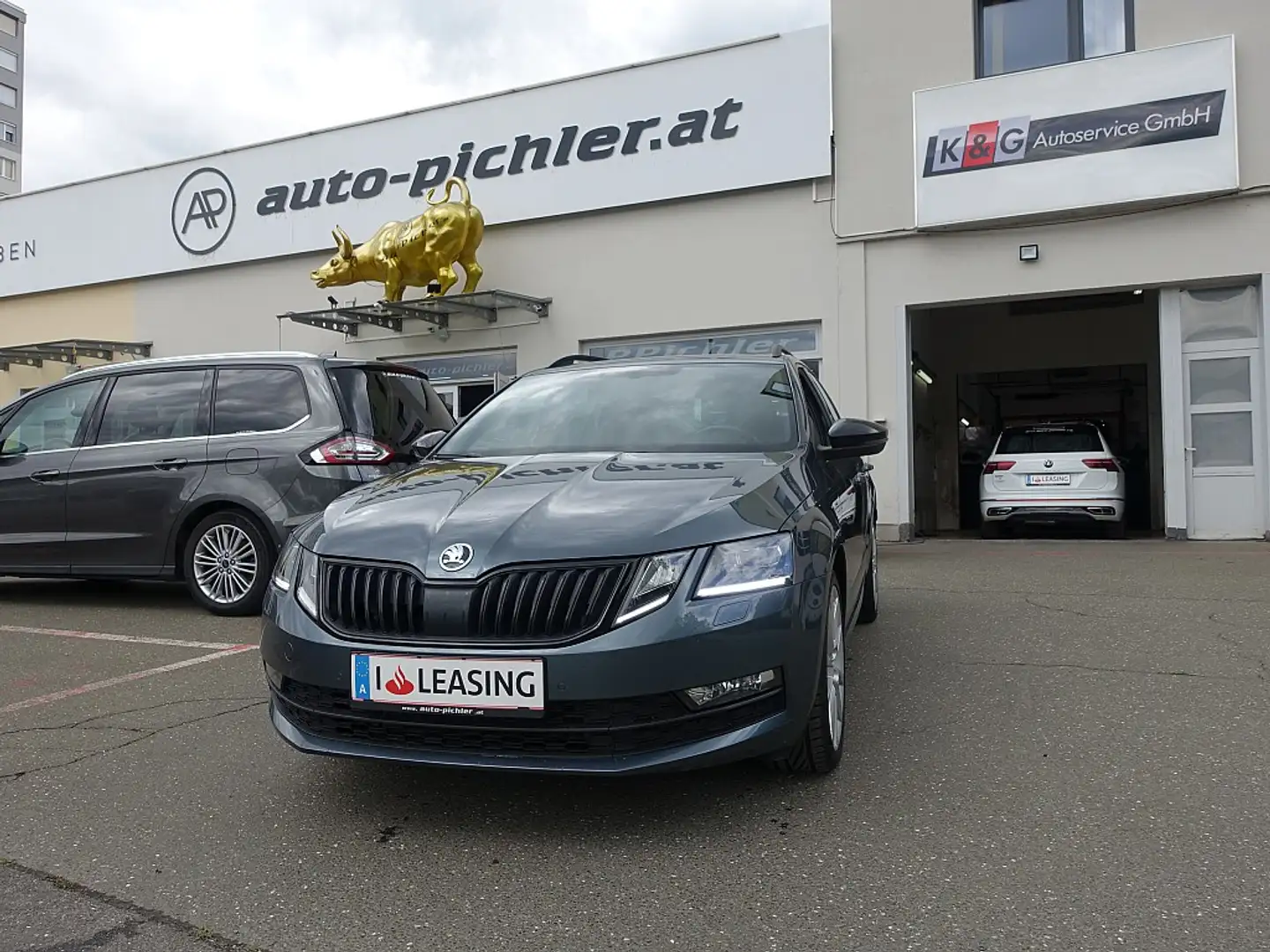 Skoda Octavia Combi 2,0 TDI Style Limited 4x4 DSG Grijs - 1