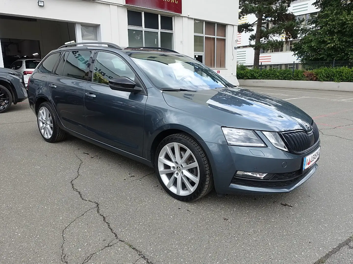 Skoda Octavia Combi 2,0 TDI Style Limited 4x4 DSG Grijs - 2