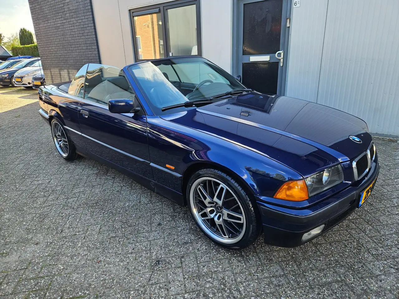 BMW 320 3-serie Cabrio 320i Executive AUT 1999 Zwart|Airco, foto 3