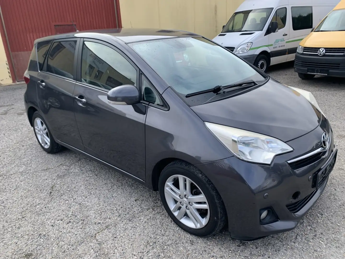 Toyota Verso Pequeño Manual de 5 Puertas Gris - 2