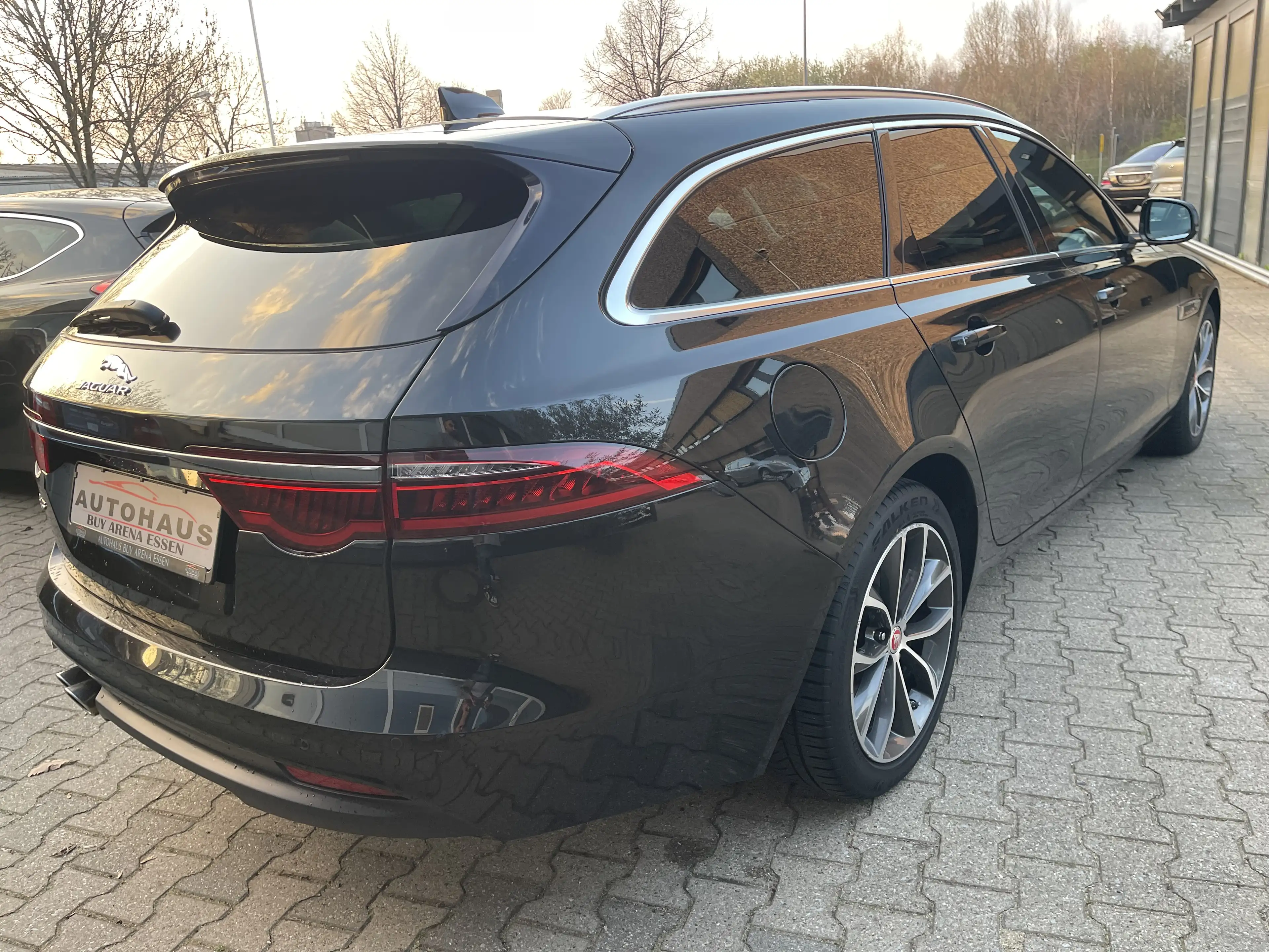 Jaguar XF Sportbrake 20d Automatik Voll Schwarz 2Hand Euro 6 — photo 2