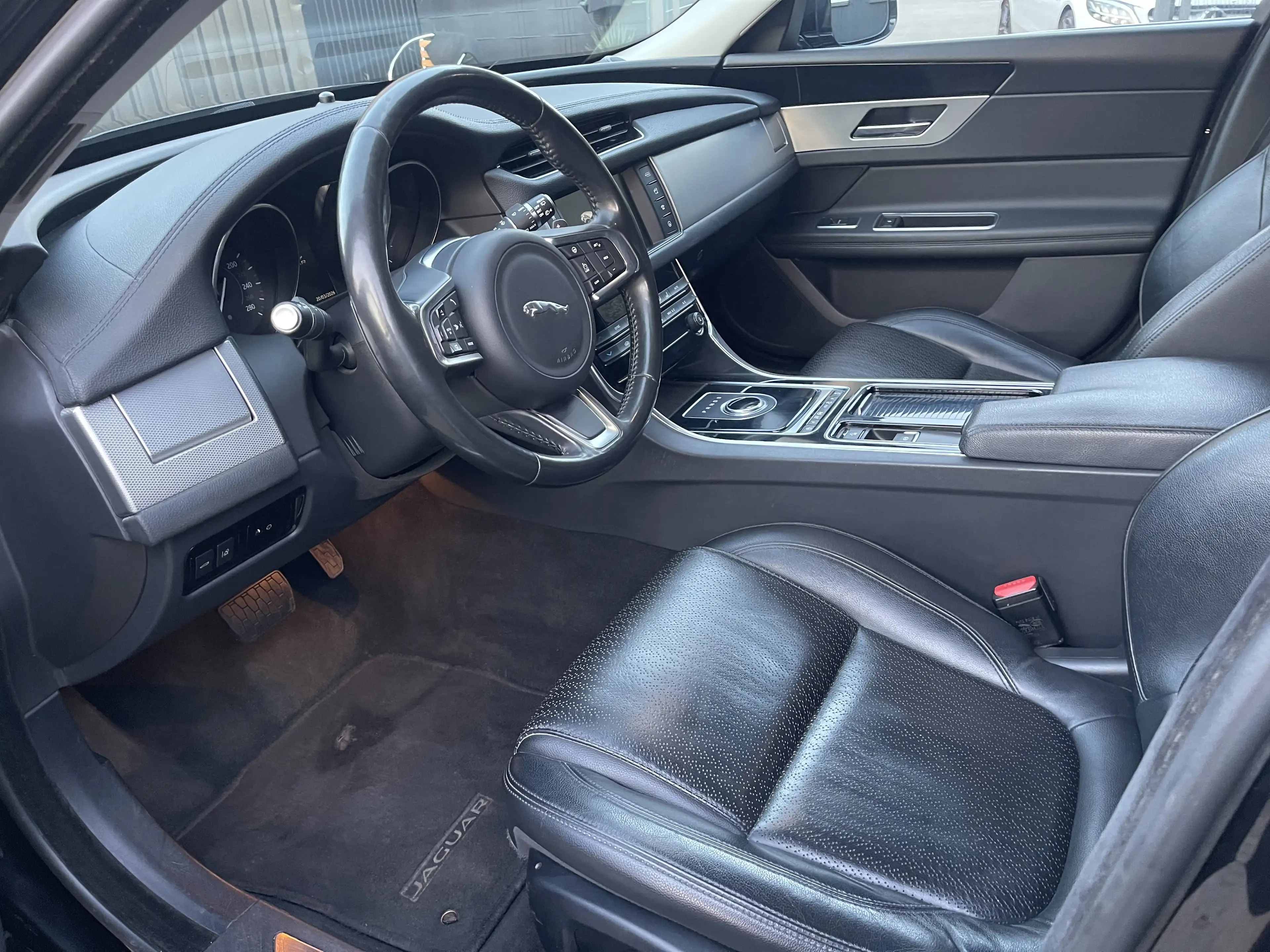 Jaguar XF Sportbrake 20d Automatik Voll Schwarz 2Hand Euro 6 — photo 8