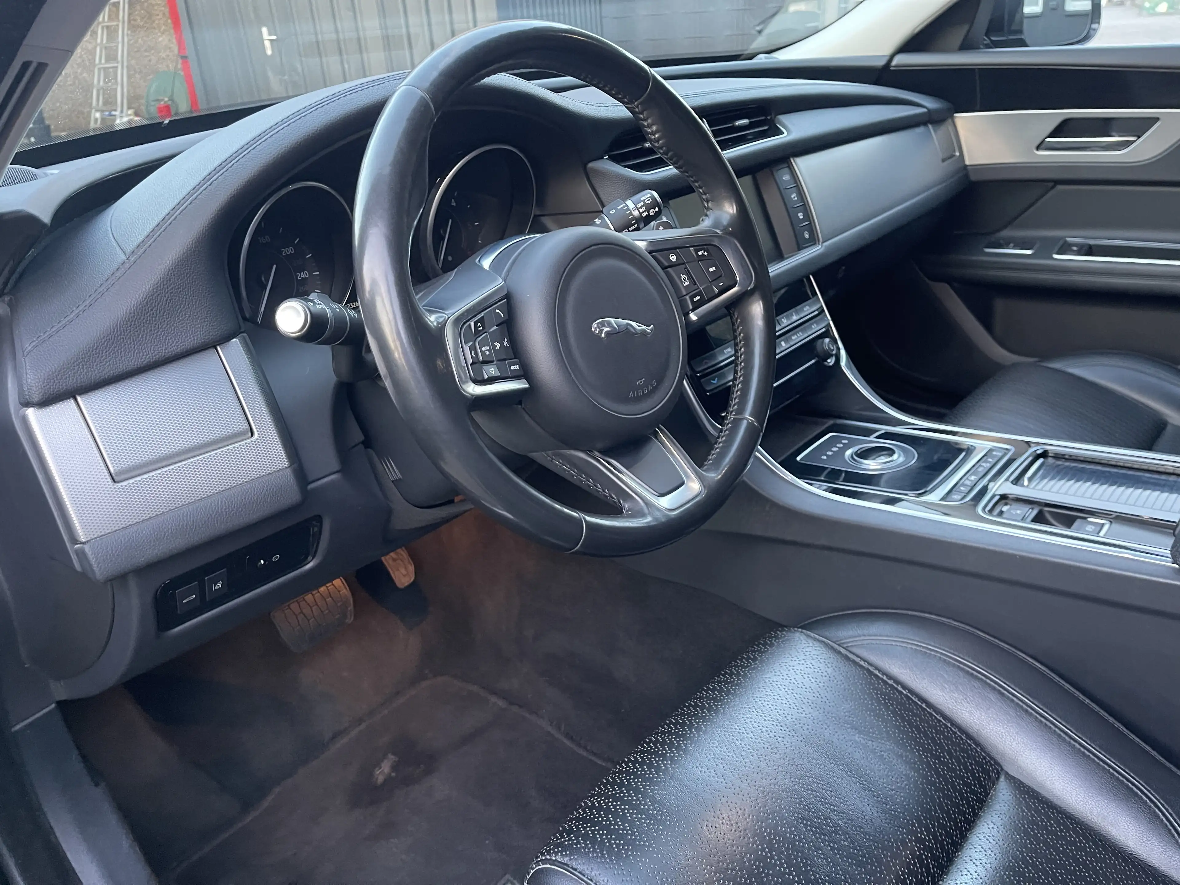 Jaguar XF Sportbrake 20d Automatik Voll Schwarz 2Hand Euro 6 — photo 4