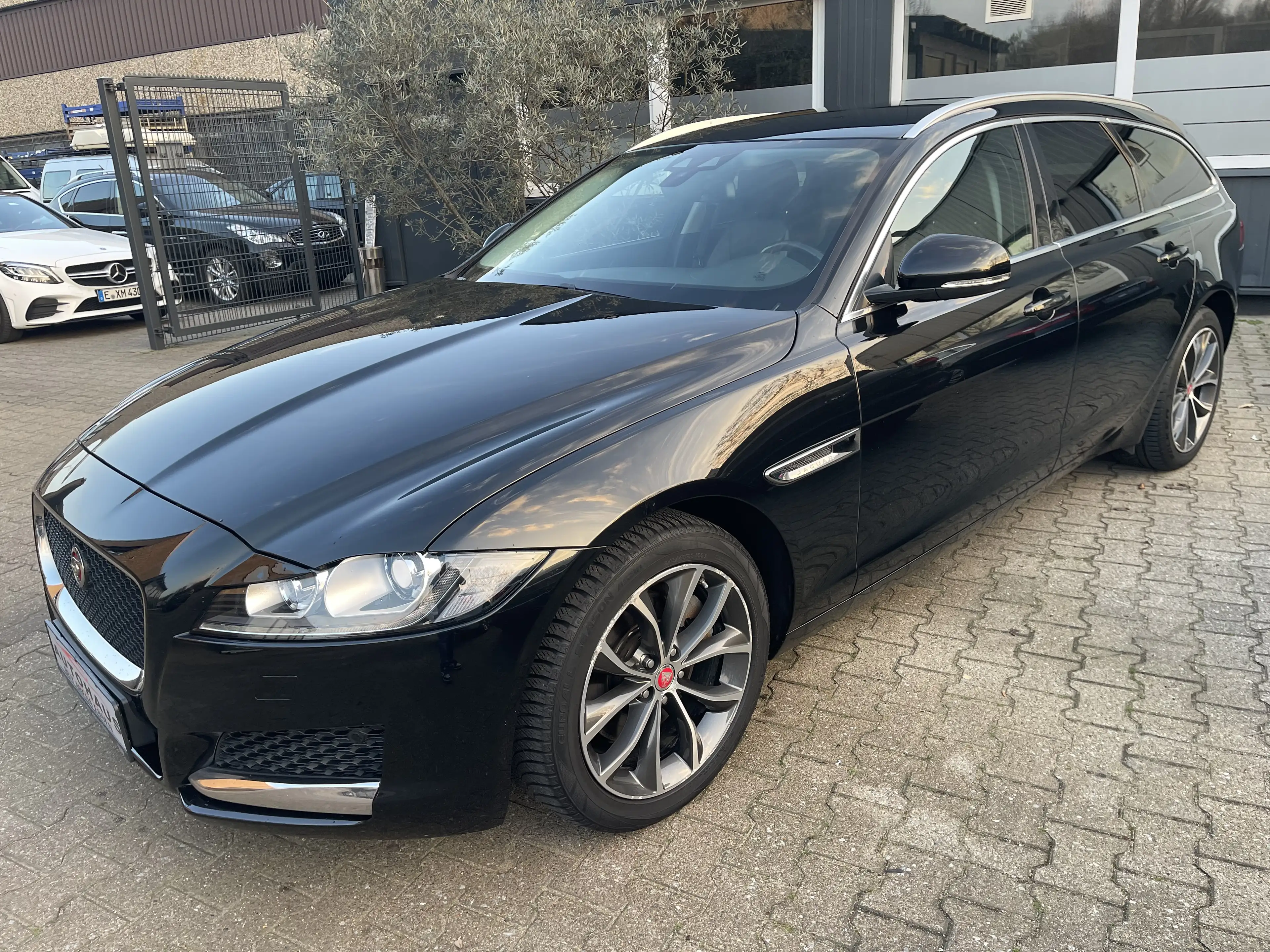 Jaguar XF Sportbrake 20d Automatik Voll Schwarz 2Hand Euro 6 — photo 6