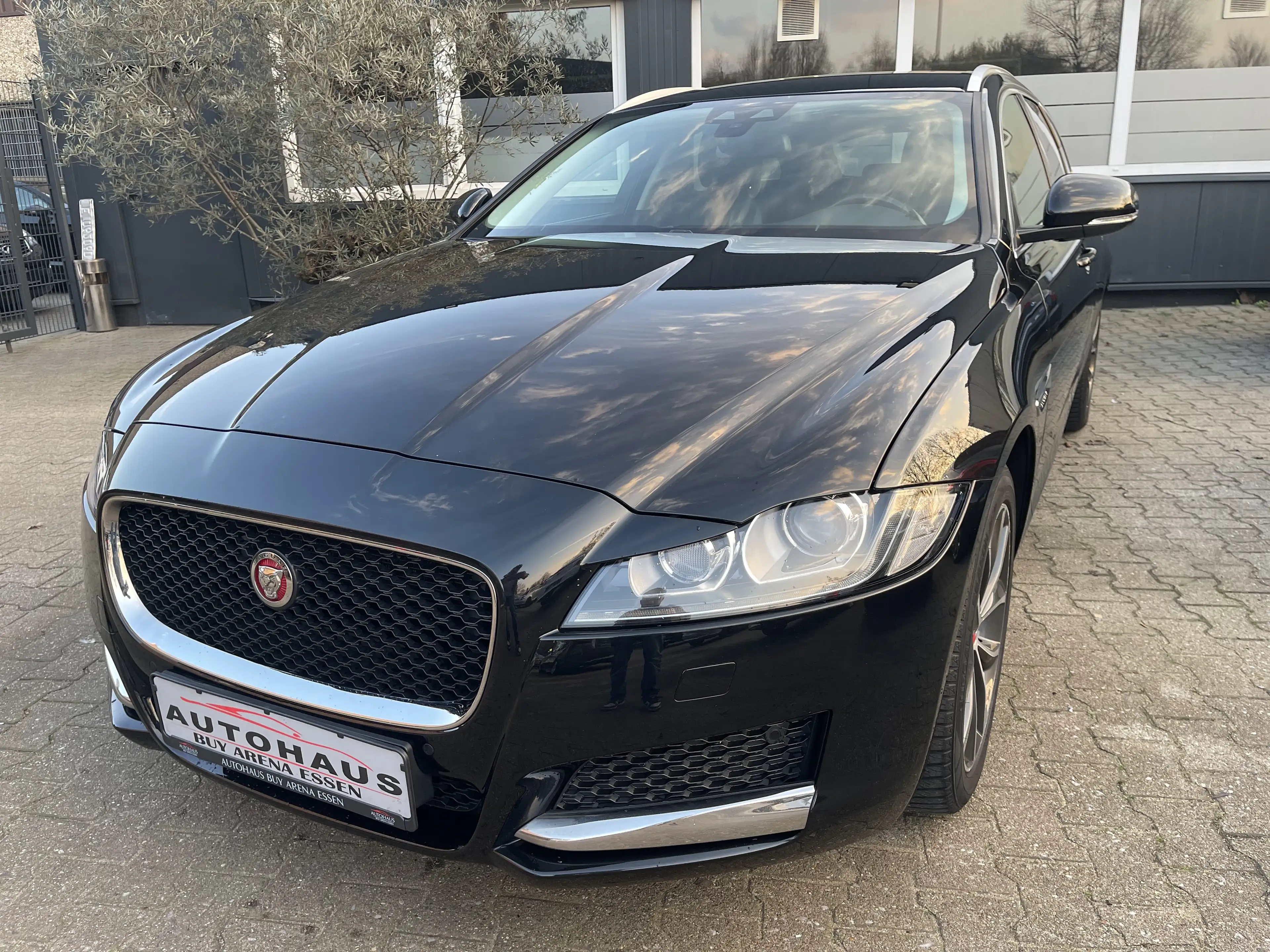 Jaguar XF Sportbrake 20d Automatik Voll Schwarz 2Hand Euro 6